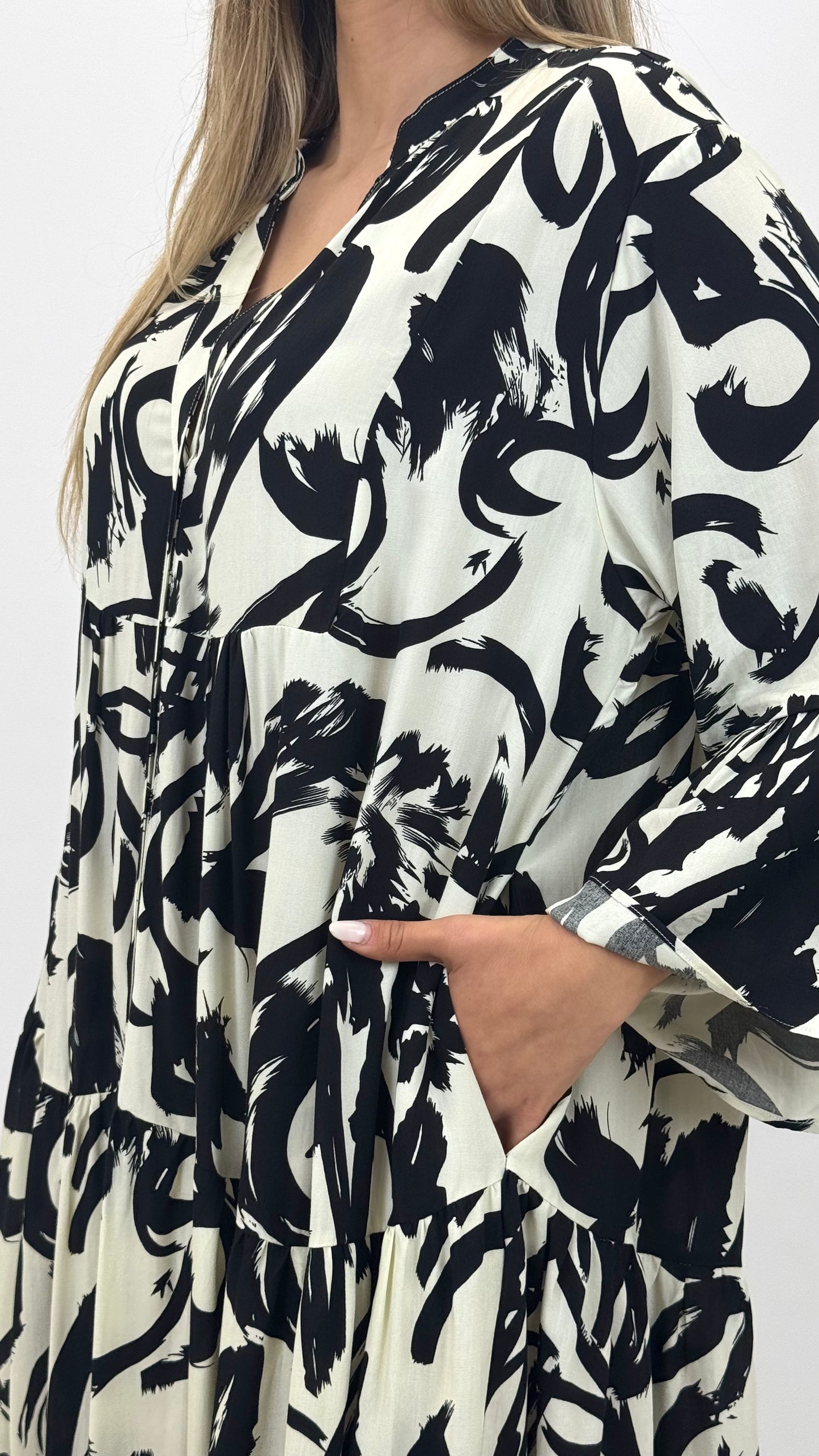 Vestido estampado abstrato tons preto e branco