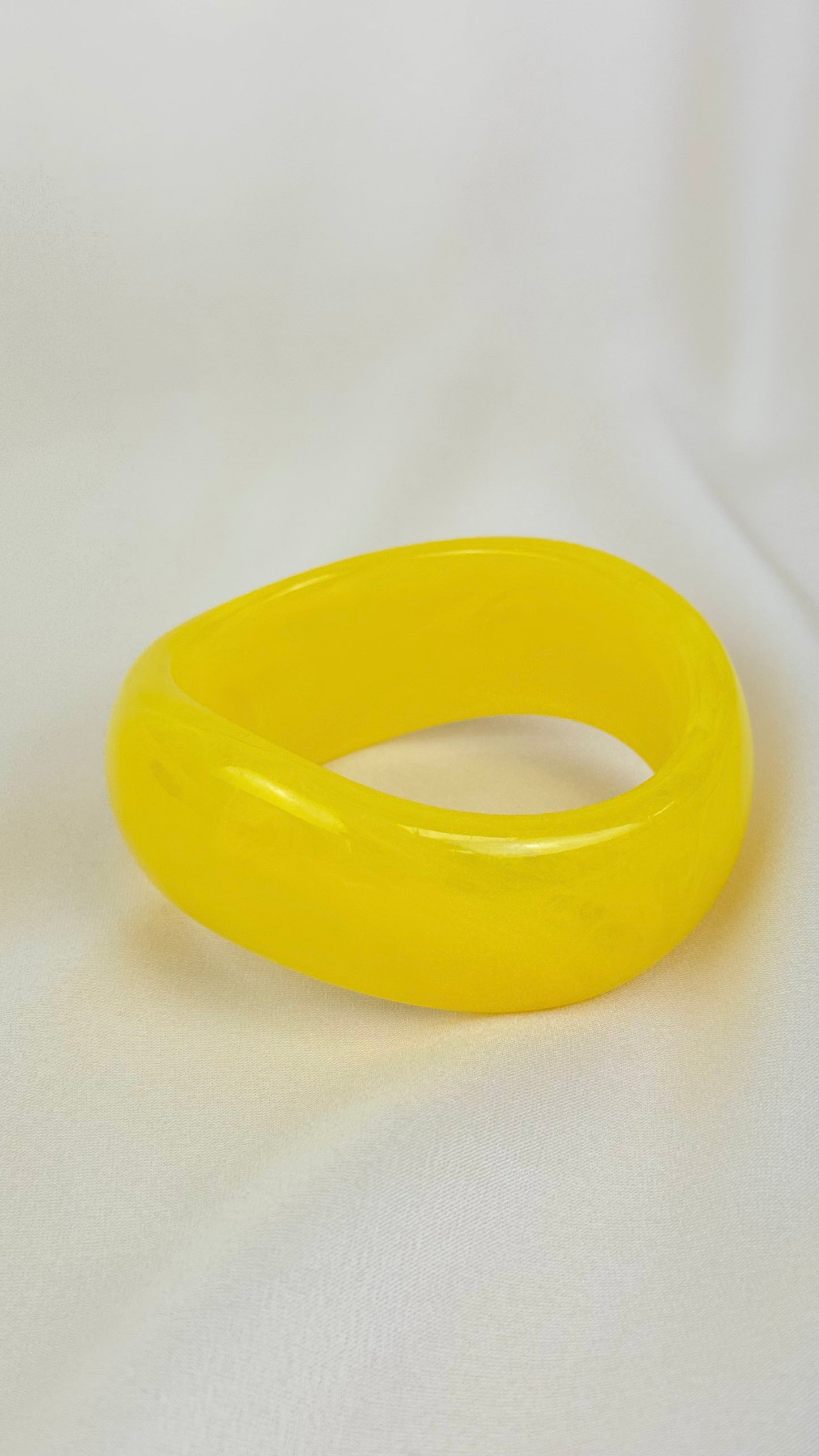 Pulseira grossa acrílico amarelo