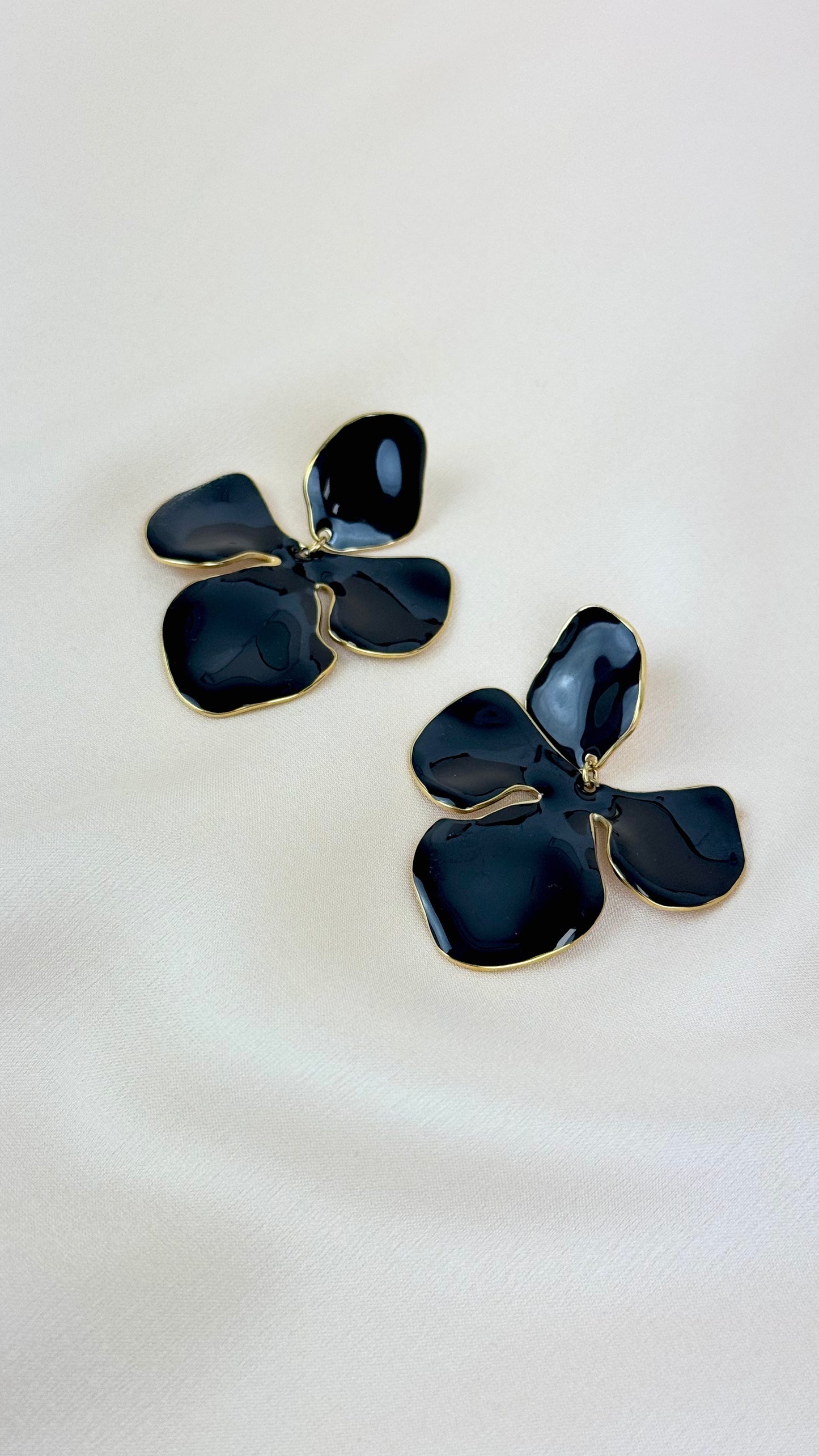 Brincos aço flor assimétricas preto