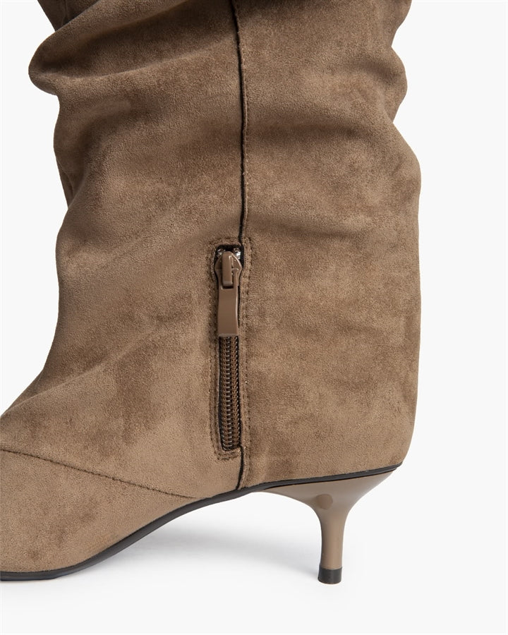 Bota cano alto efeito franzido estilo camurça camel