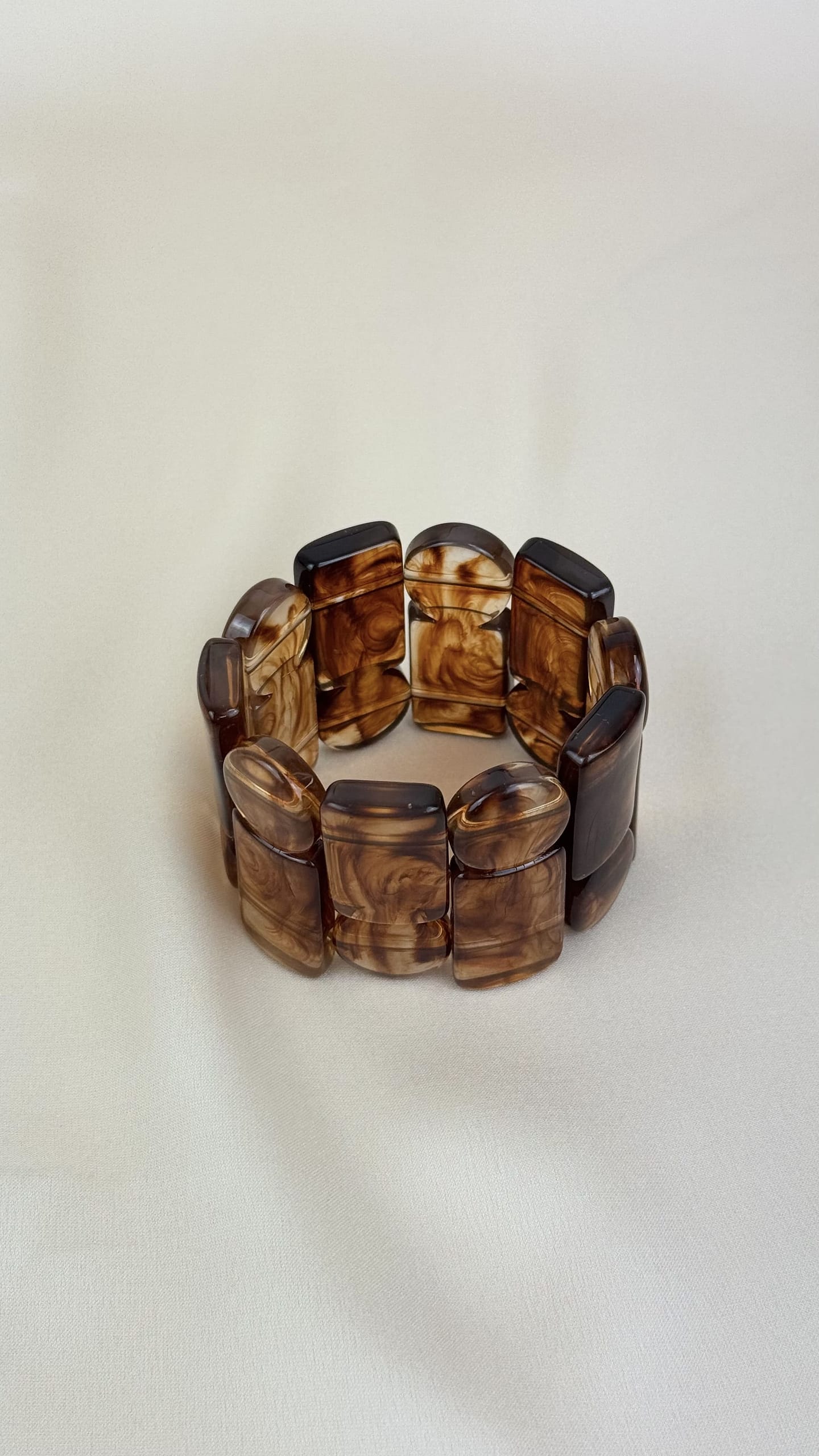 Pulseira acrílica tons castanho Âmbar