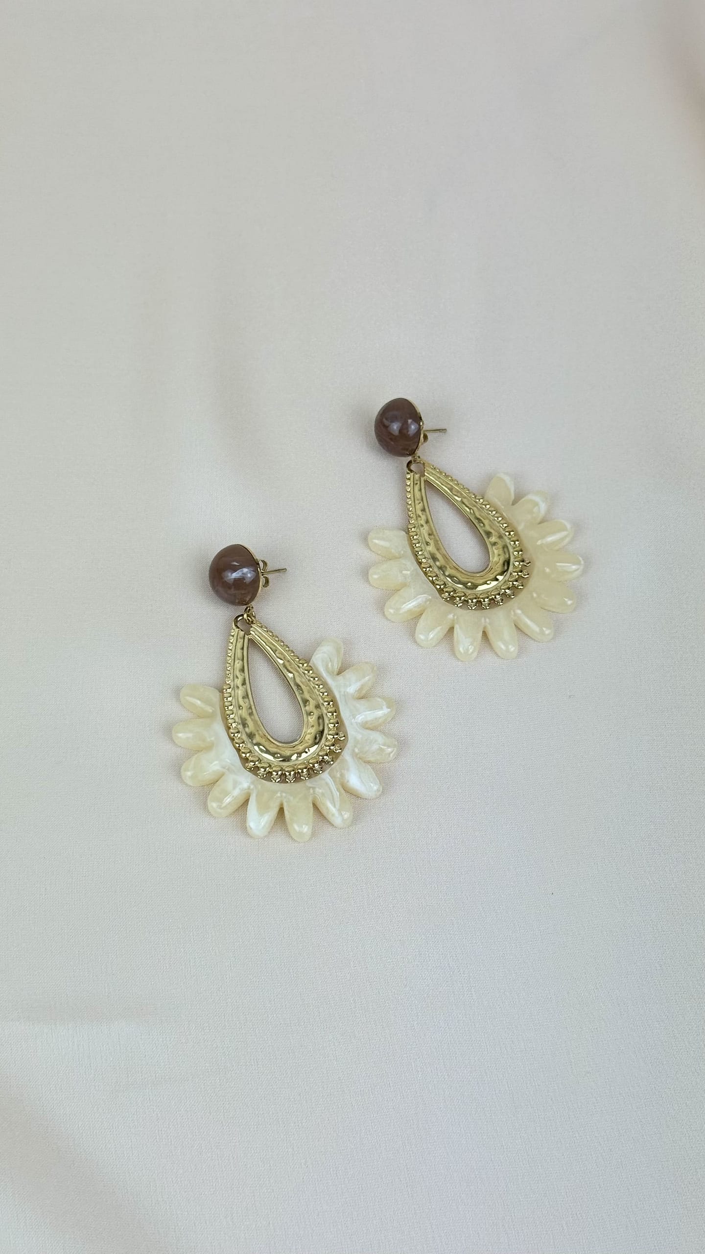 Brincos camel e bege