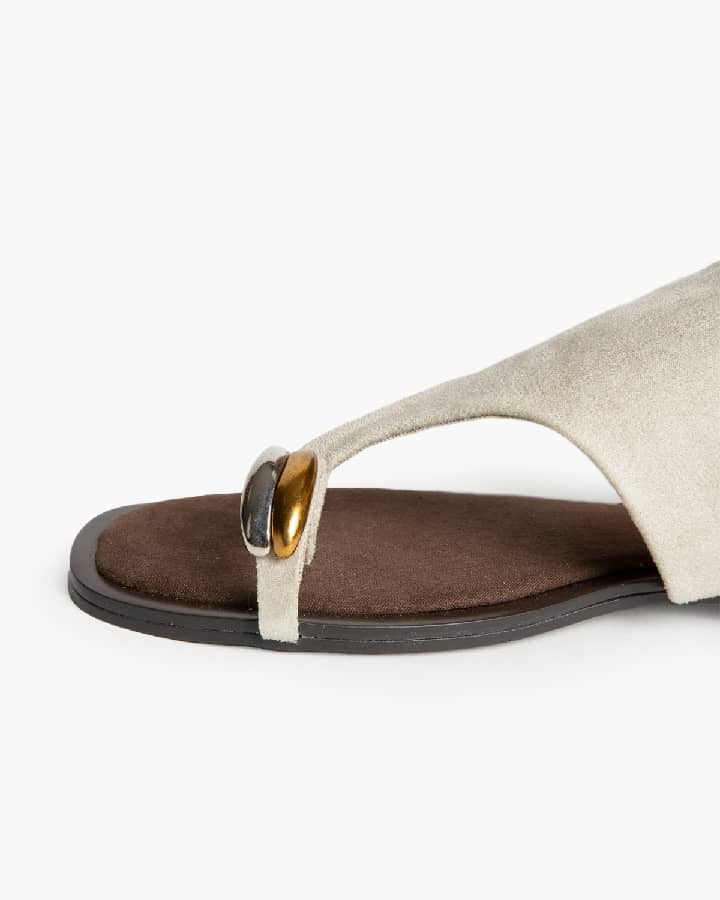 Chinelo estilo camurça com aplicação metalizada Taupe