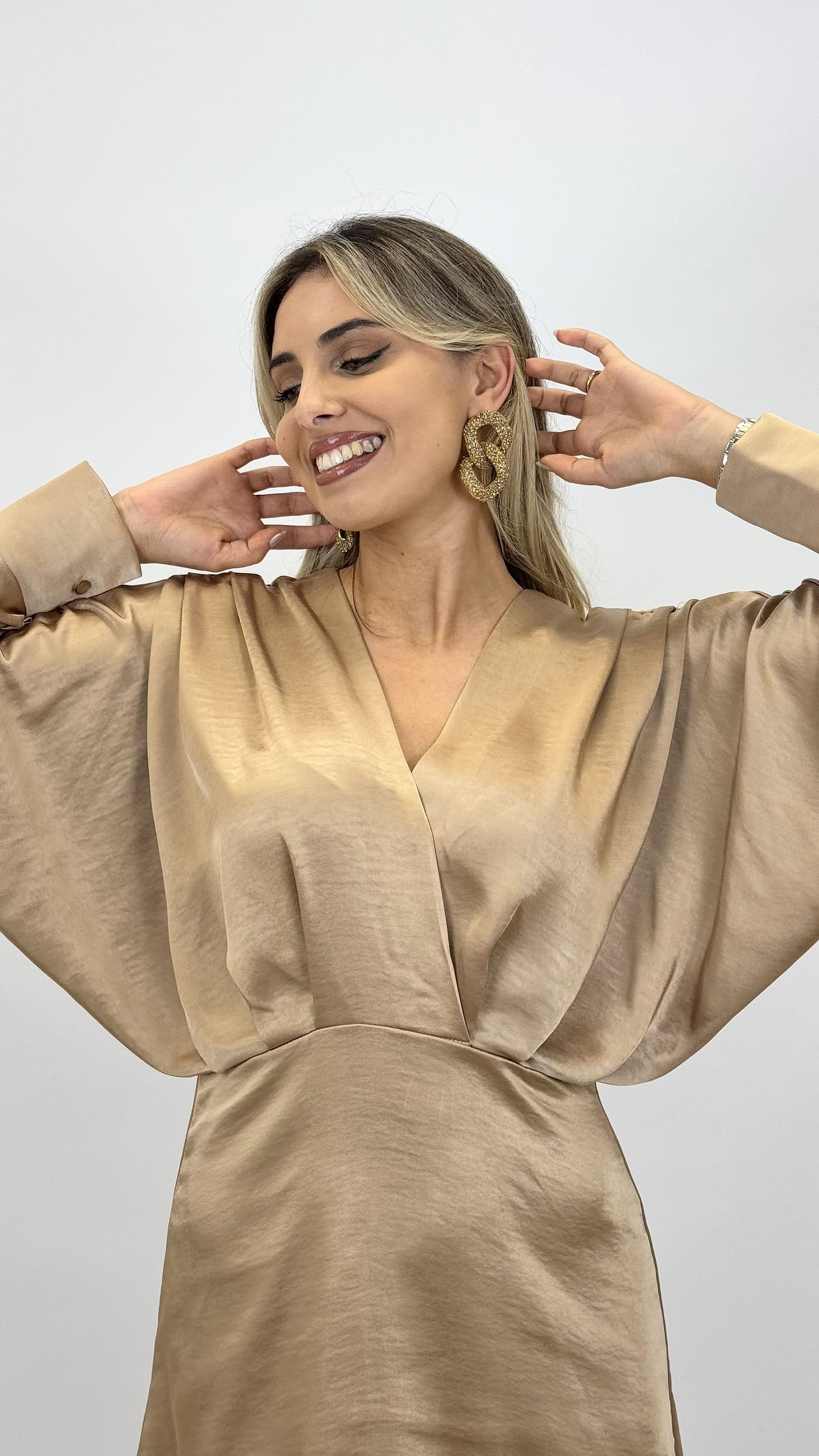 Vestido curto acetinado bege-dourado