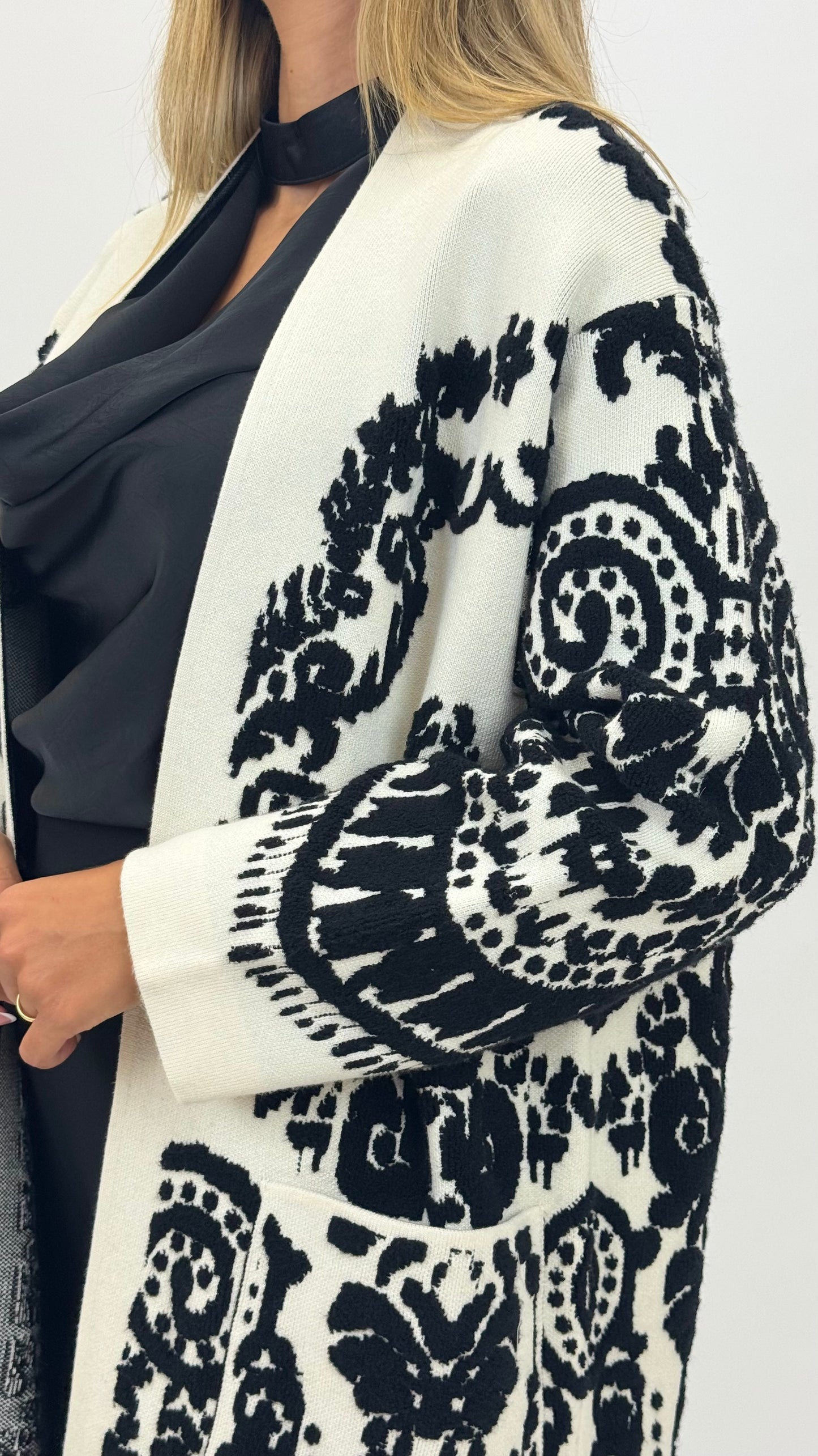 Casaco malha comprido com relevo pérola e preto