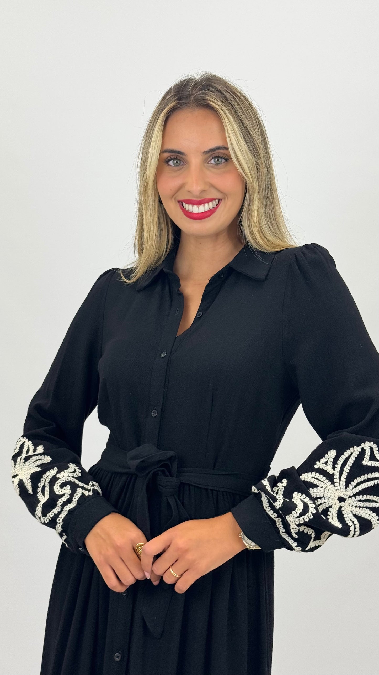 Vestido midi preto com bordado relevo pérola