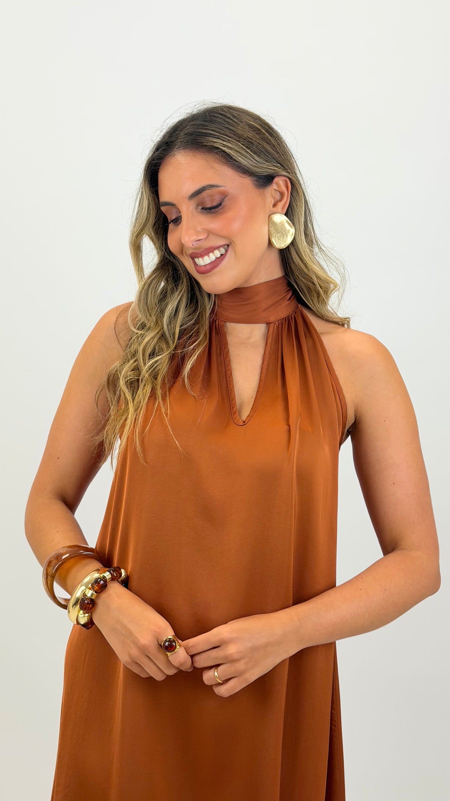 Vestido curto tecido acetinado telha