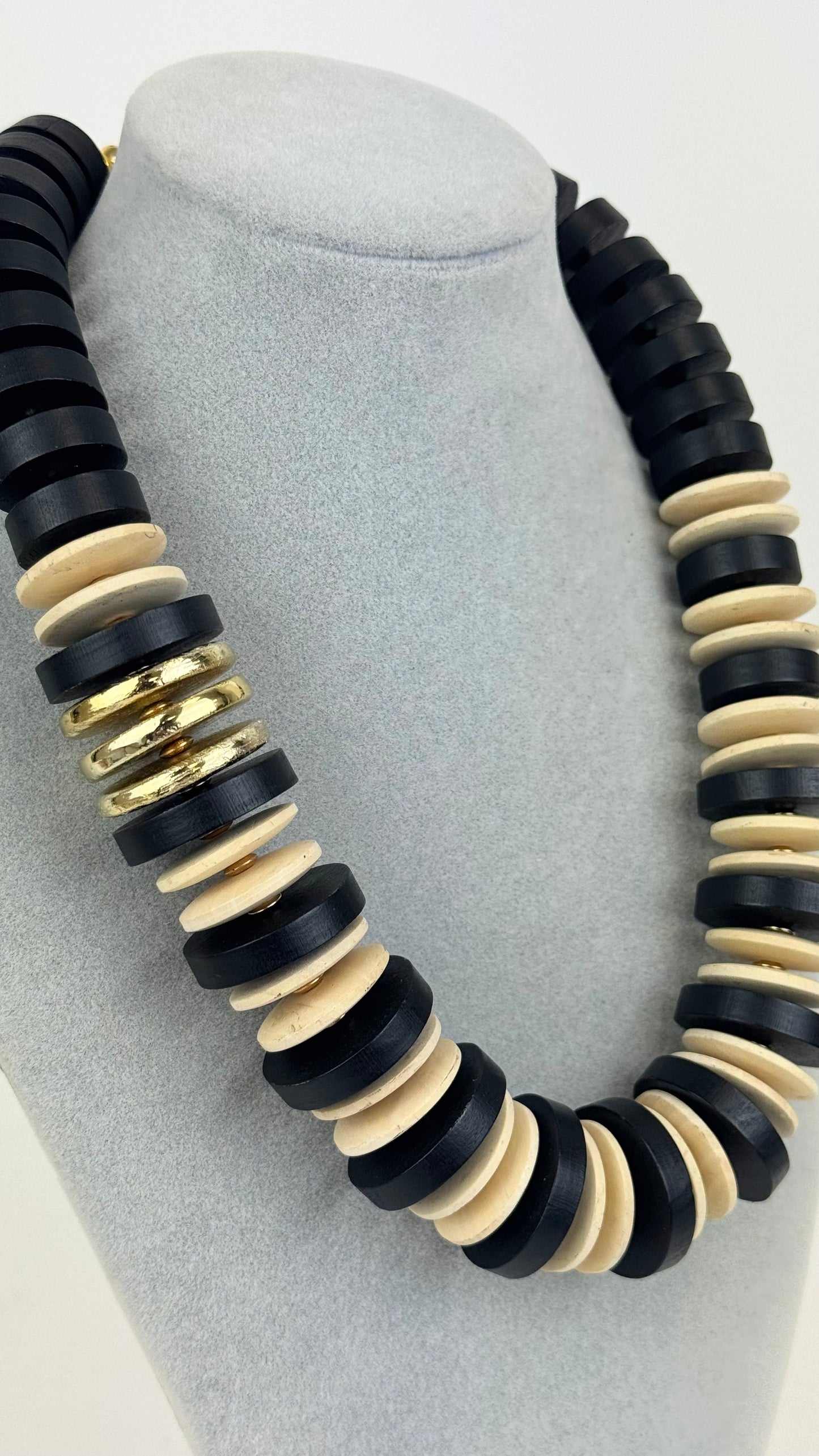 Colar tons preto, pérola e dourado