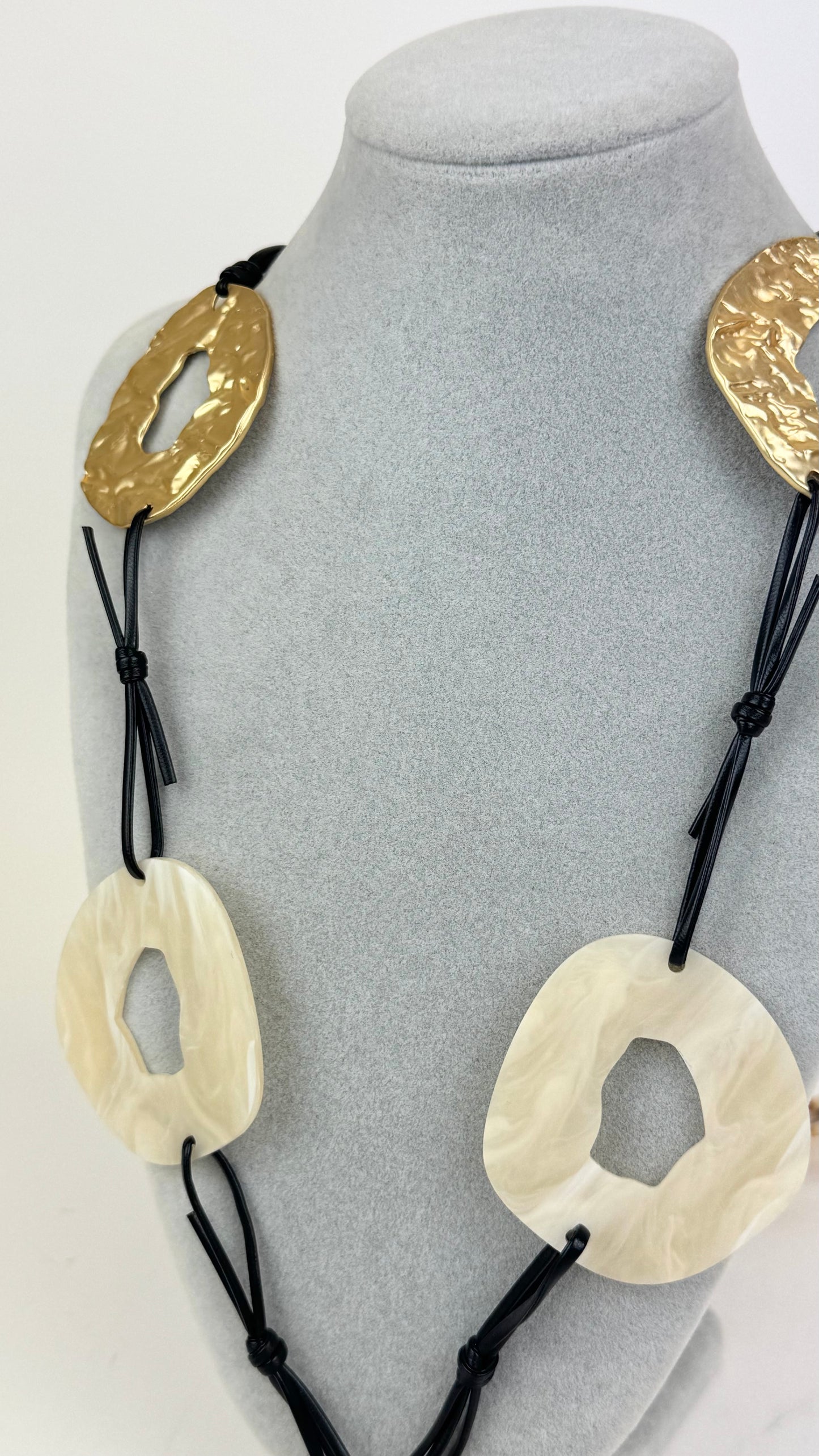 Colar comprido detalhes preto, pérola e dourado