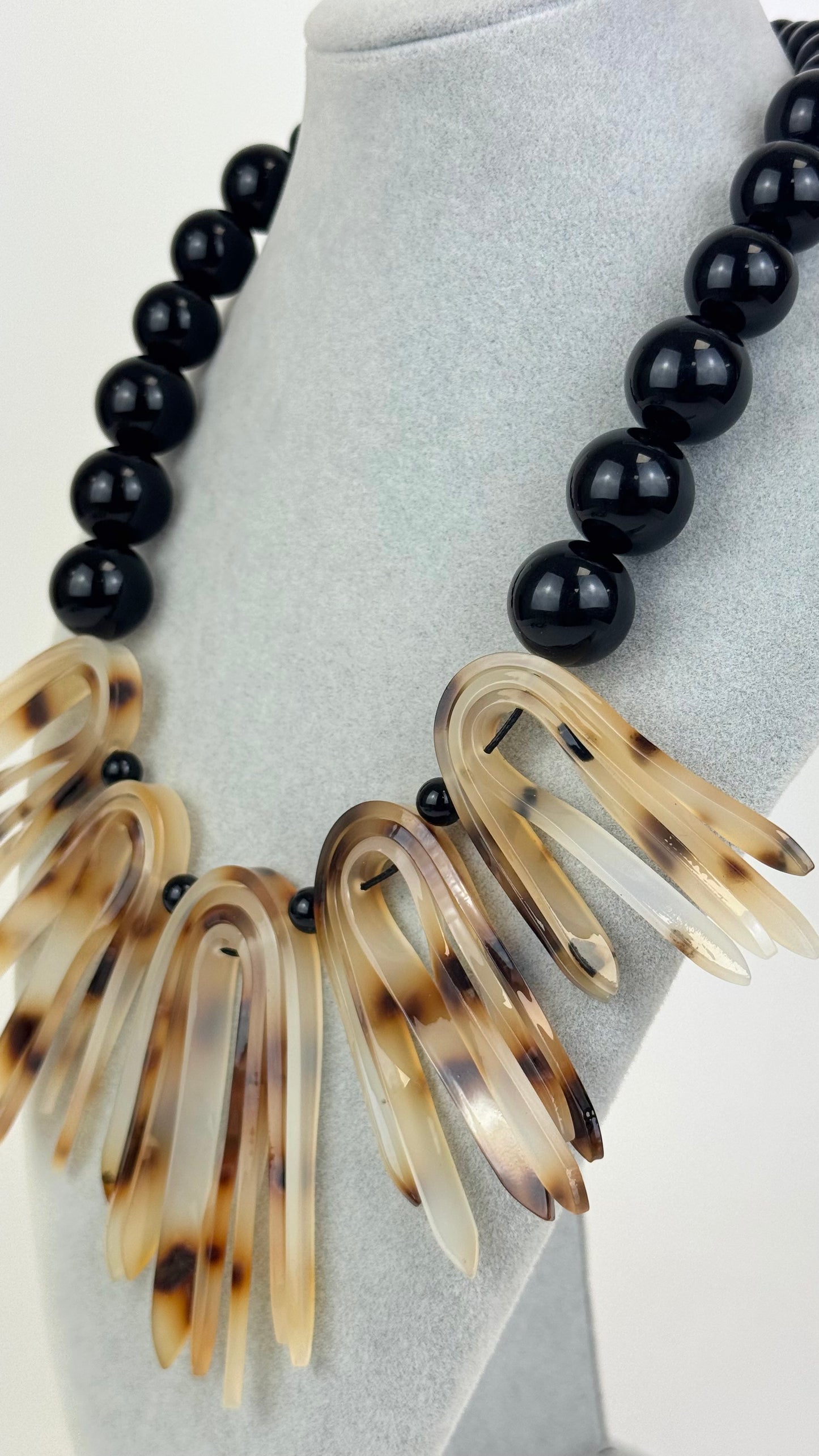 Colar bolas preto com acrílicos em bege e castanho