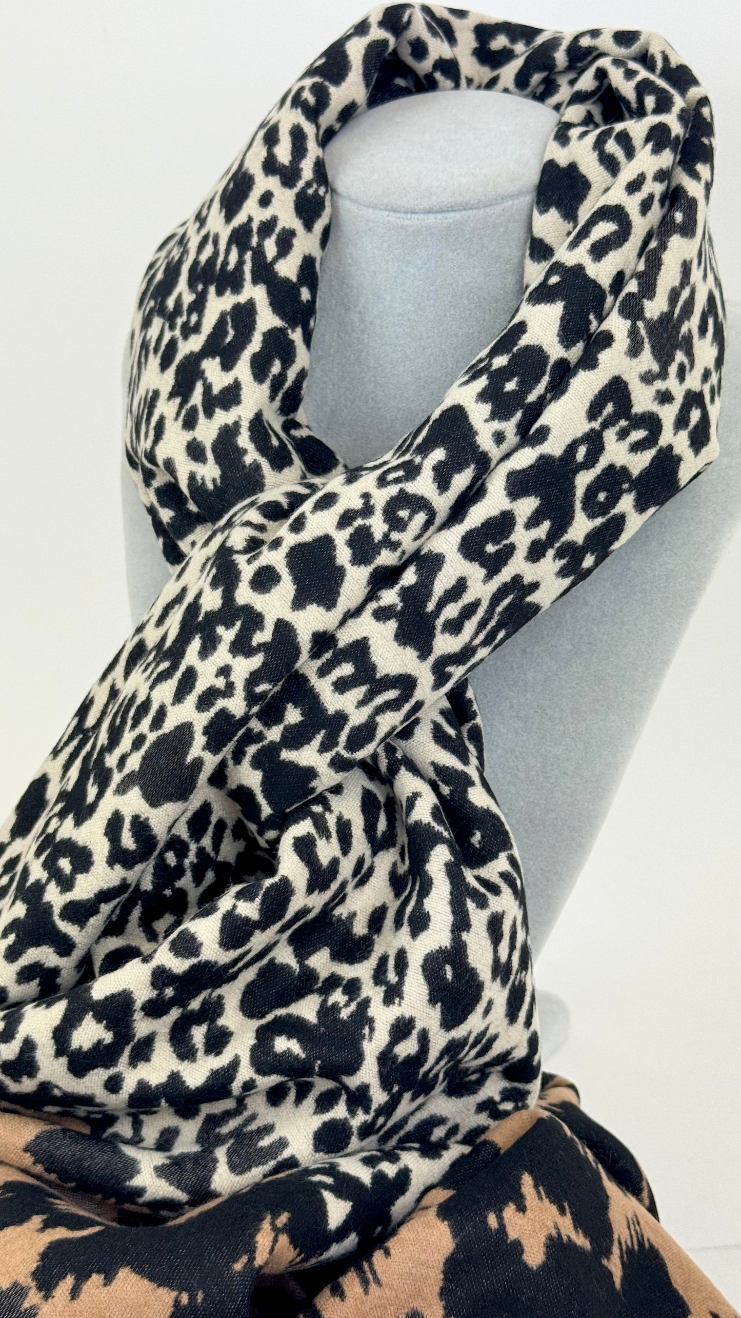 Écharpe/cachecol animal-print tons preto, branco e camel