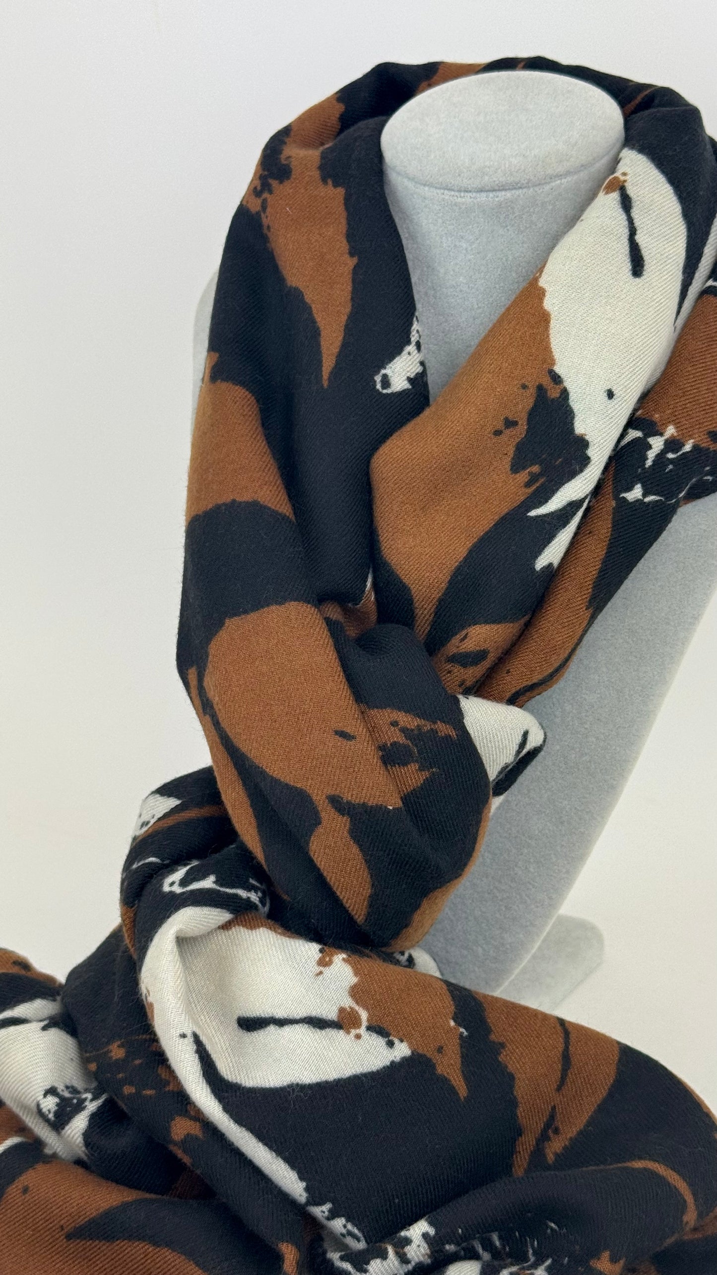 Écharpe estampado abstrato camel, preto e bege