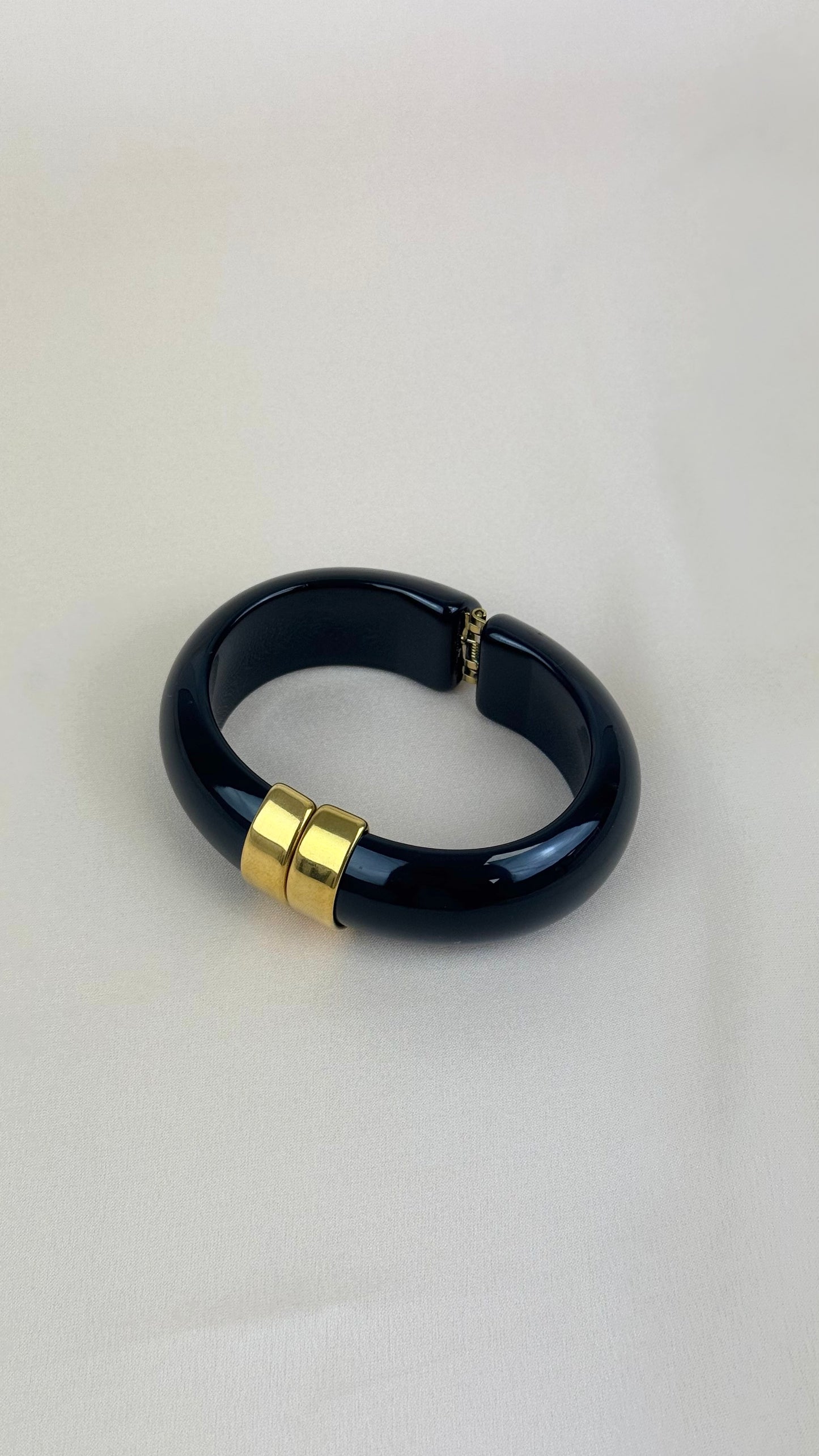 Pulseira preta acrilica