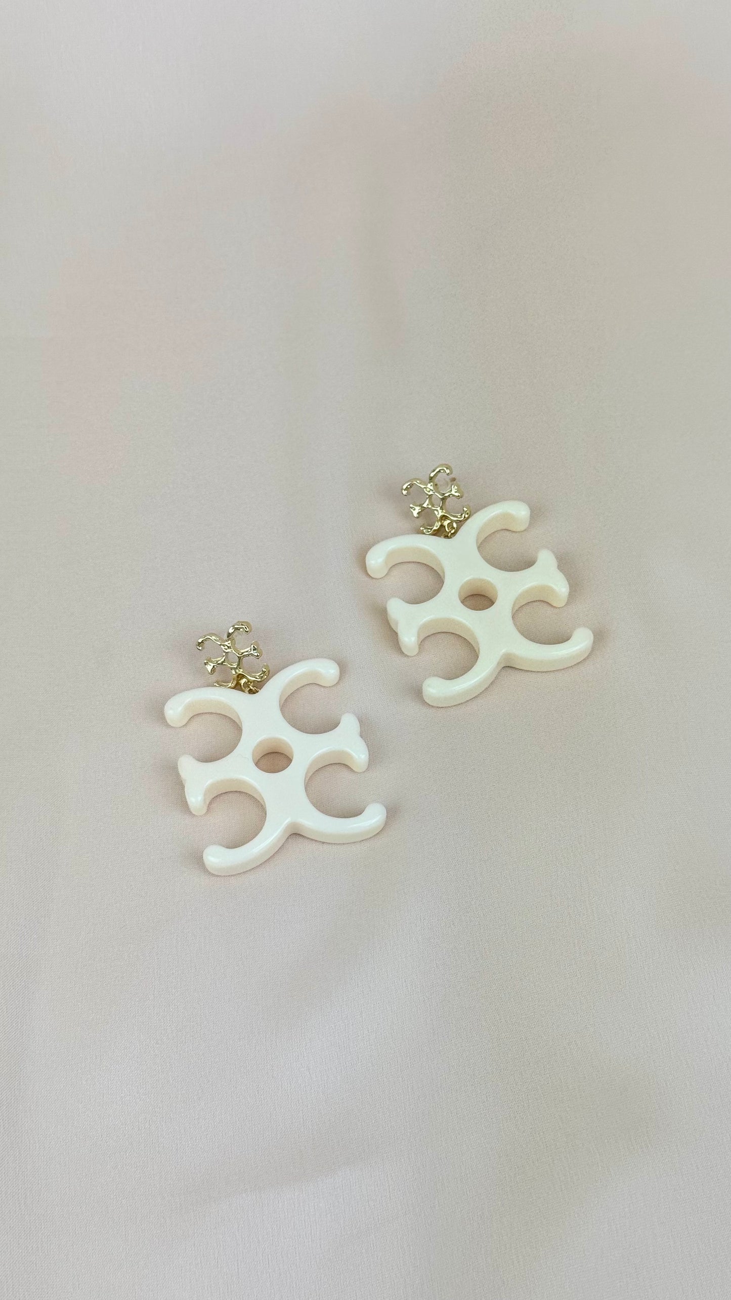 Brincos símbolo acrílico pérola