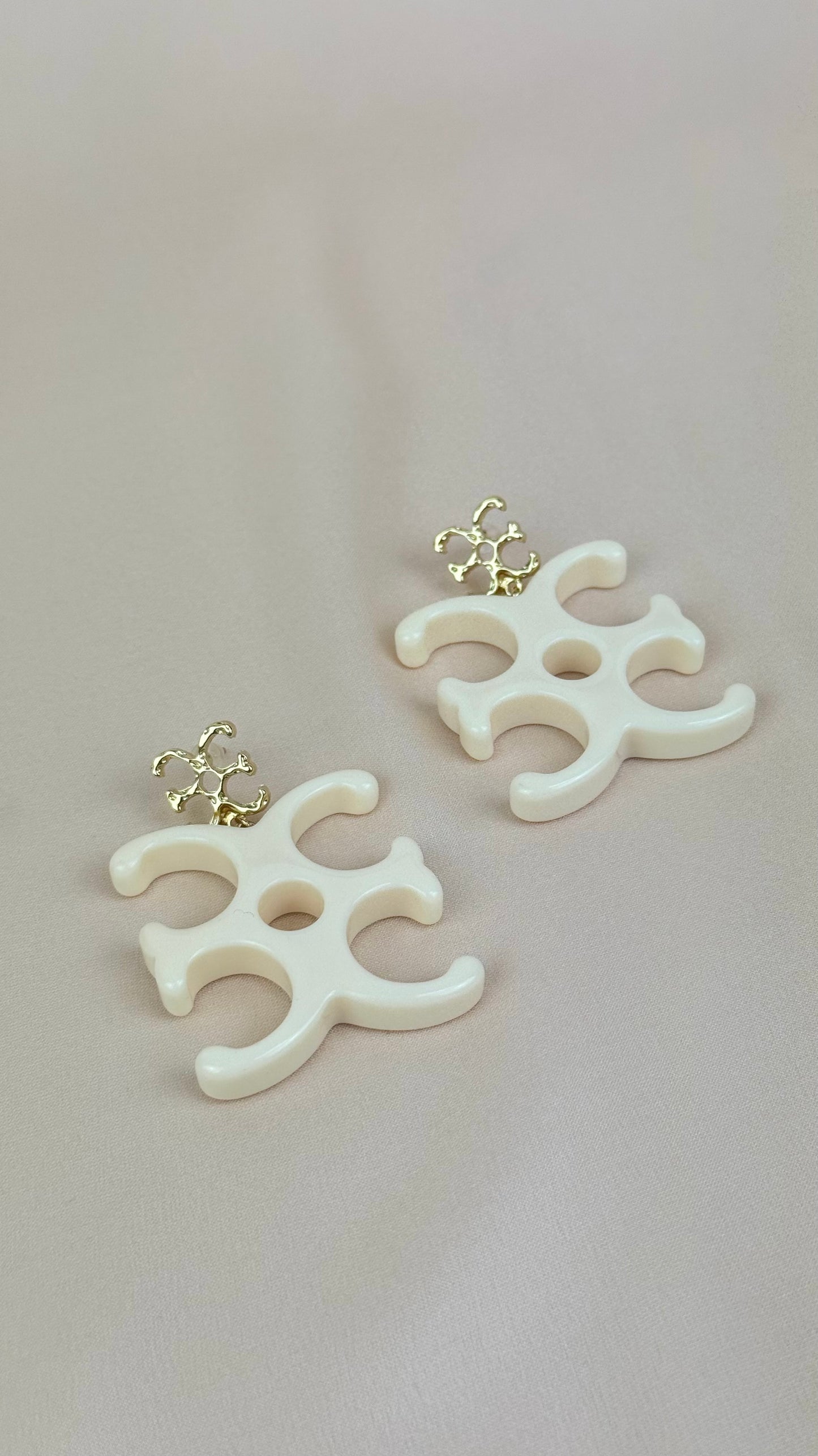 Brincos símbolo acrílico pérola