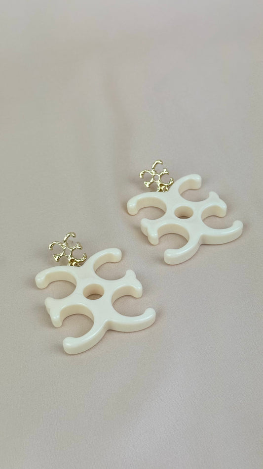 Brincos símbolo acrílico pérola