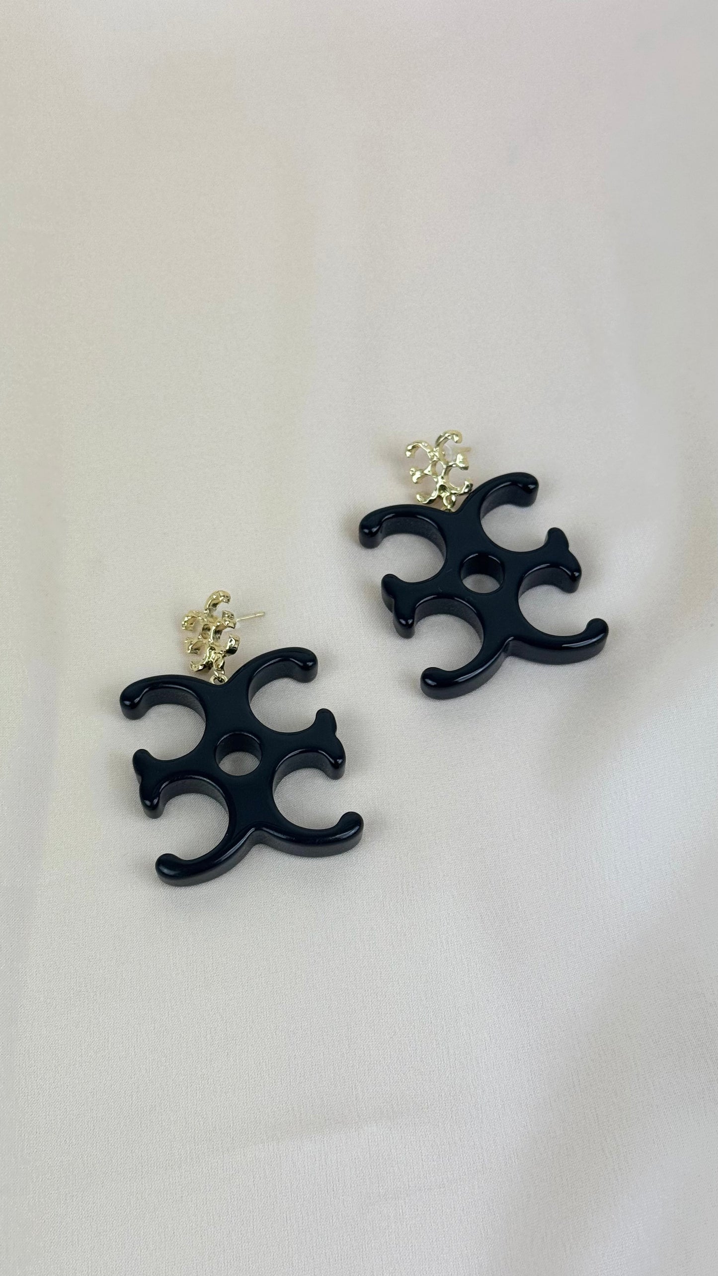 Brincos símbolo acrílico preto