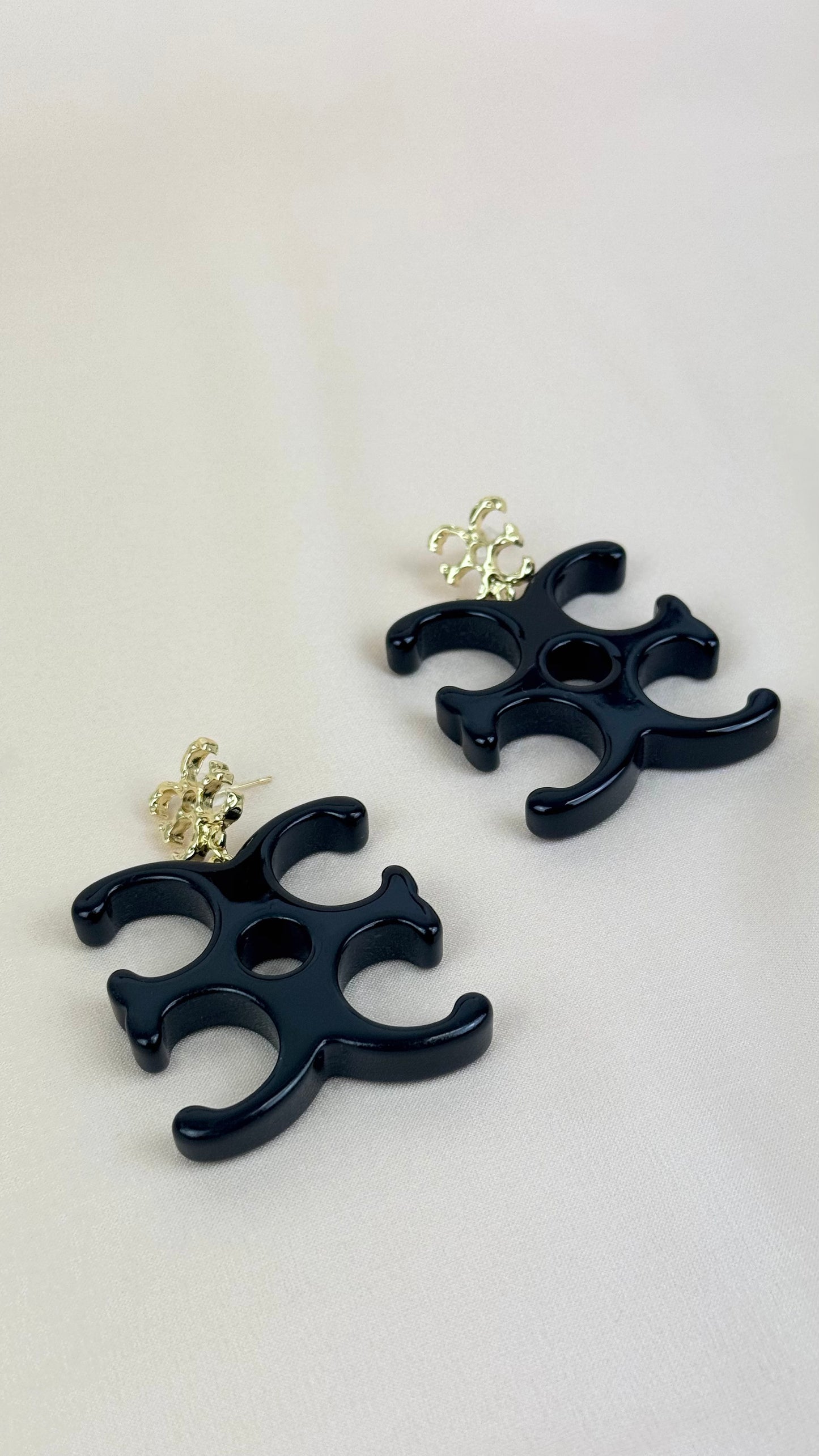 Brincos símbolo acrílico preto