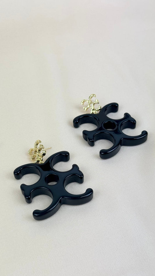 Brincos símbolo acrílico preto