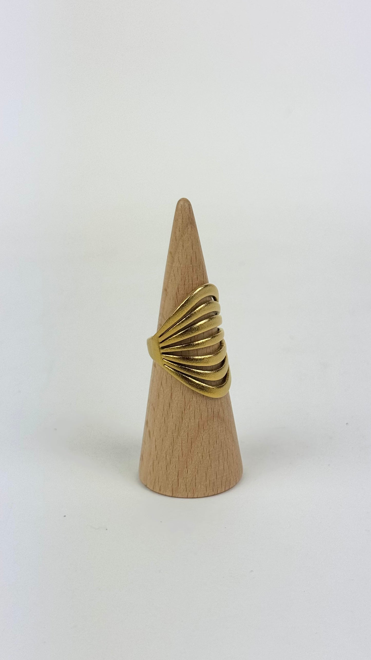 Anel aço dourado riscas