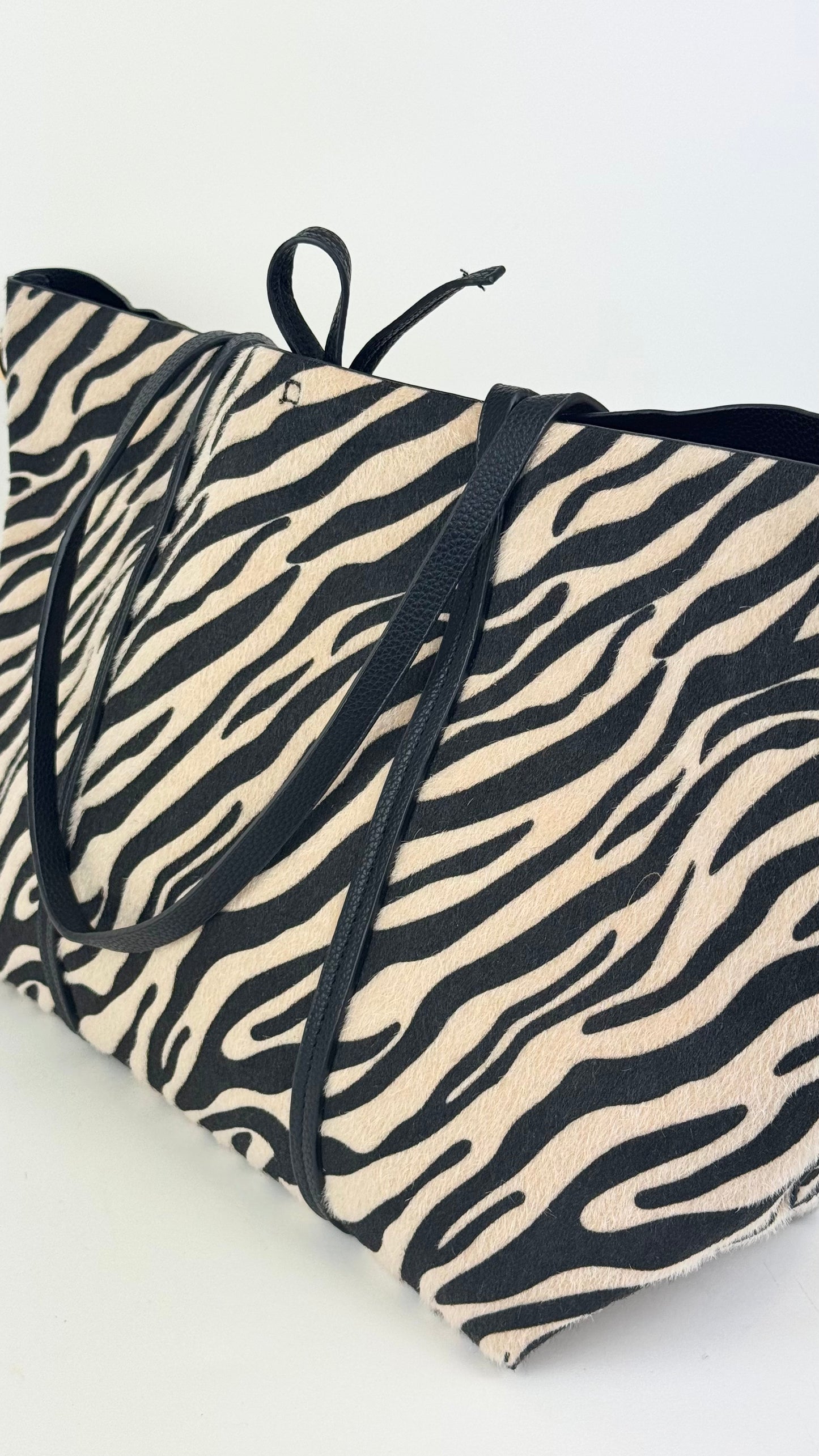 Carteira/saco padrão zebra preto e creme