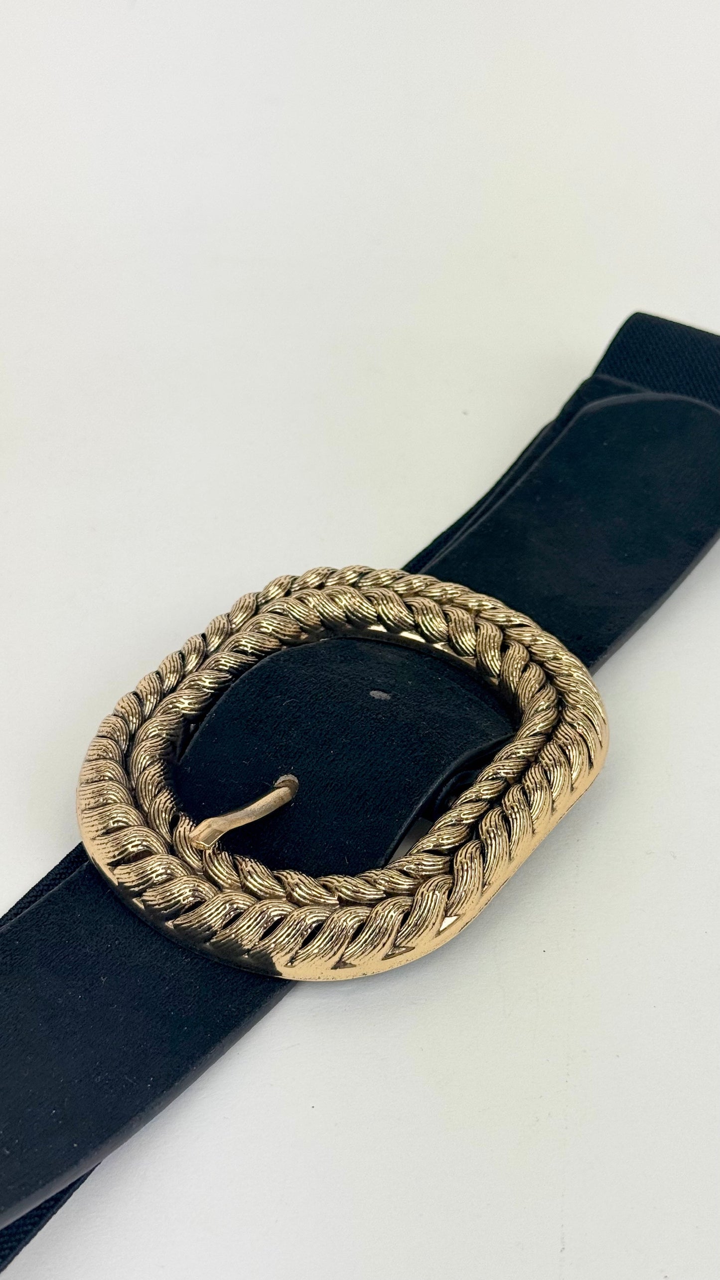 Cinto elástico preto com fivela dourada