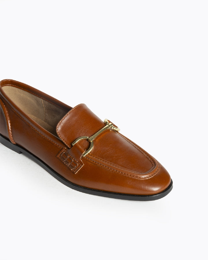 Sapato raso camel com aplicação dourado