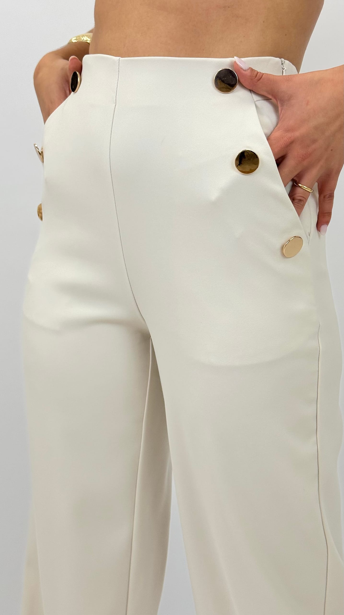 Calça creme com botões dourados