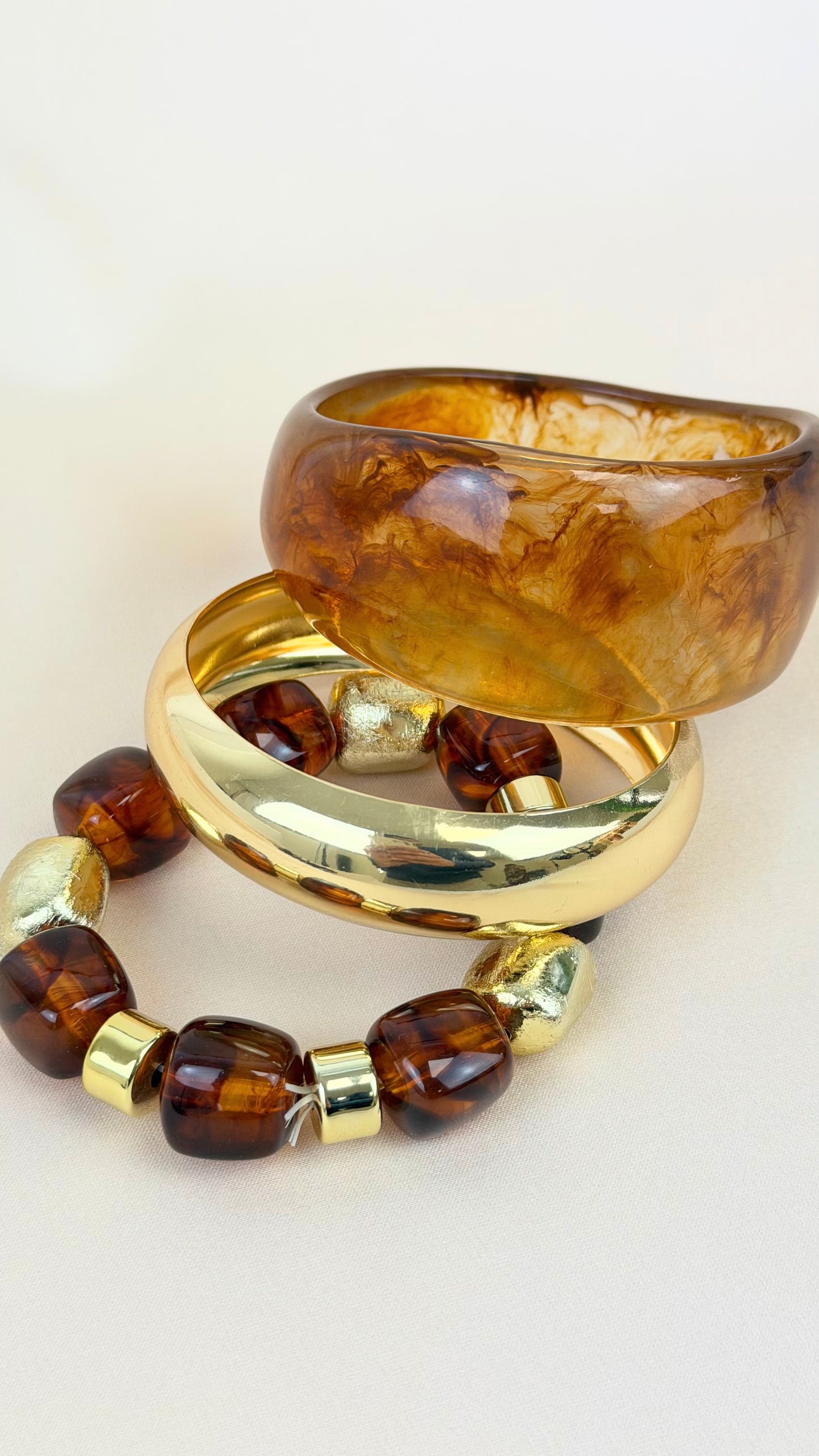 Conjunto pulseiras dourado e acrílico cor ambar