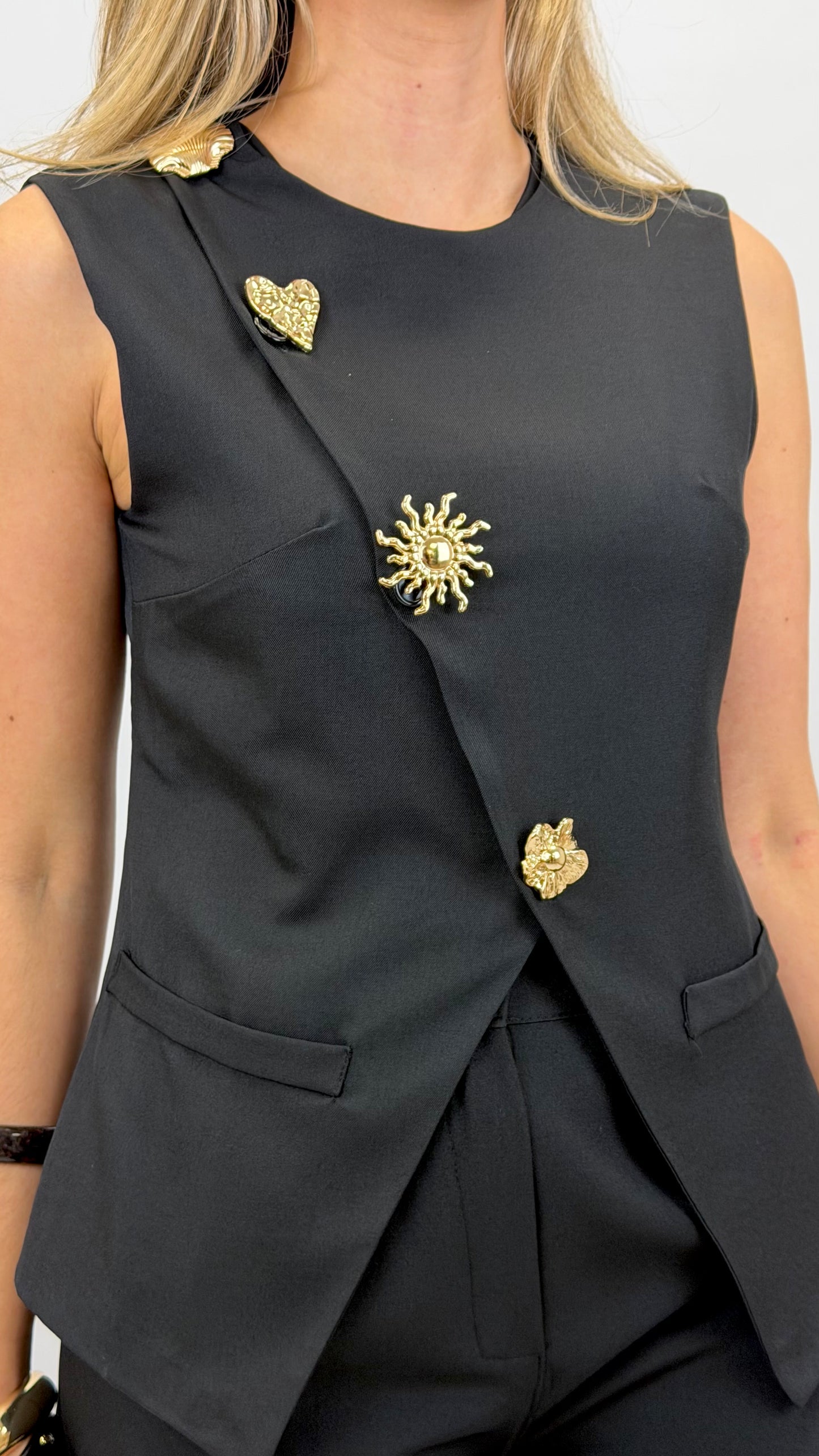 Conjunto colete e calça preto com aplicações em dourado
