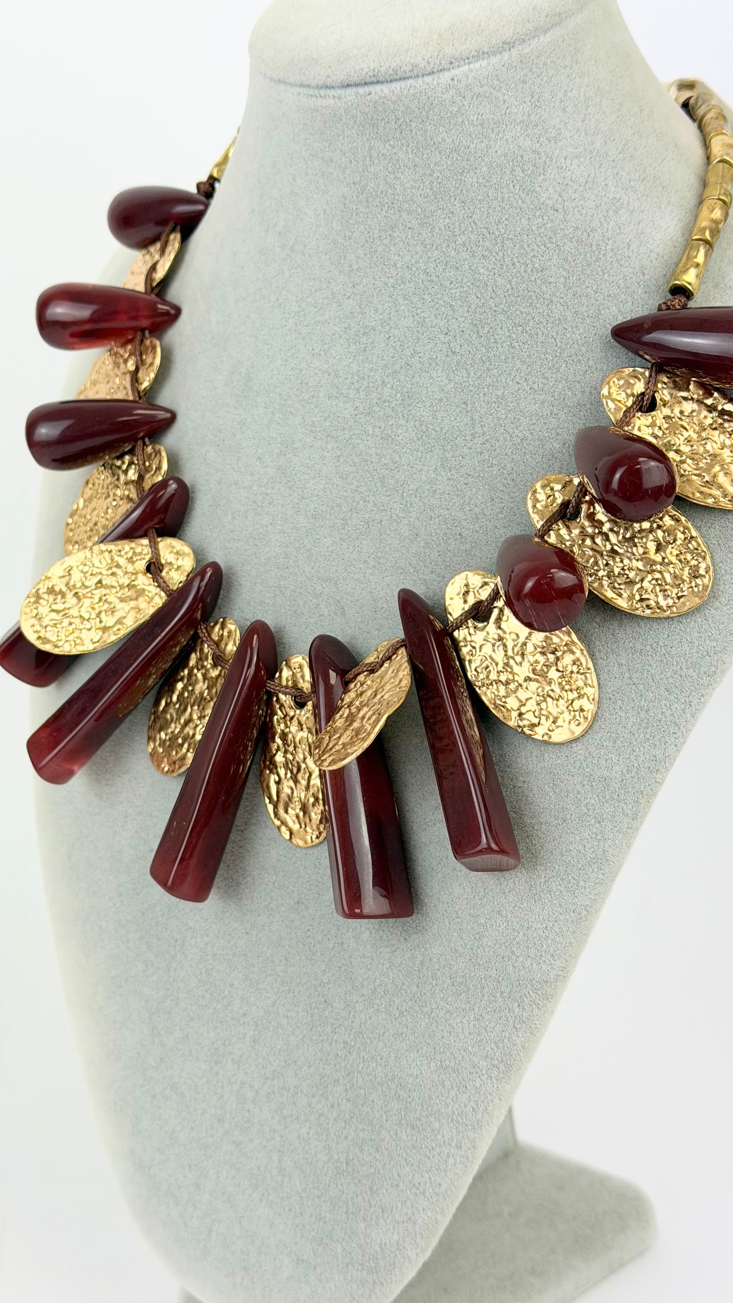 Colar acrílico telha escuro e chapas douradas marteladas