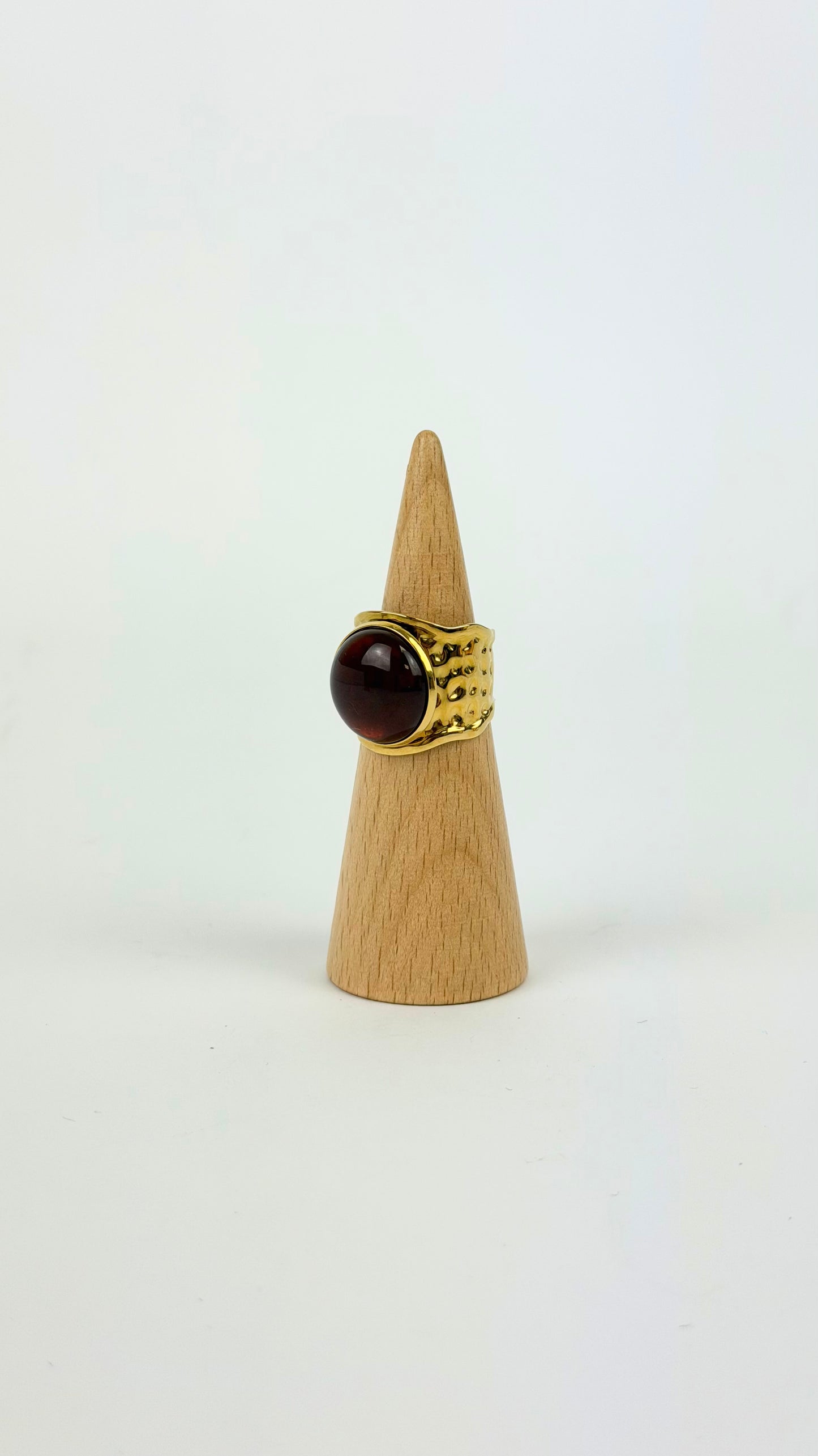 Anel aço dourado pedra castanha