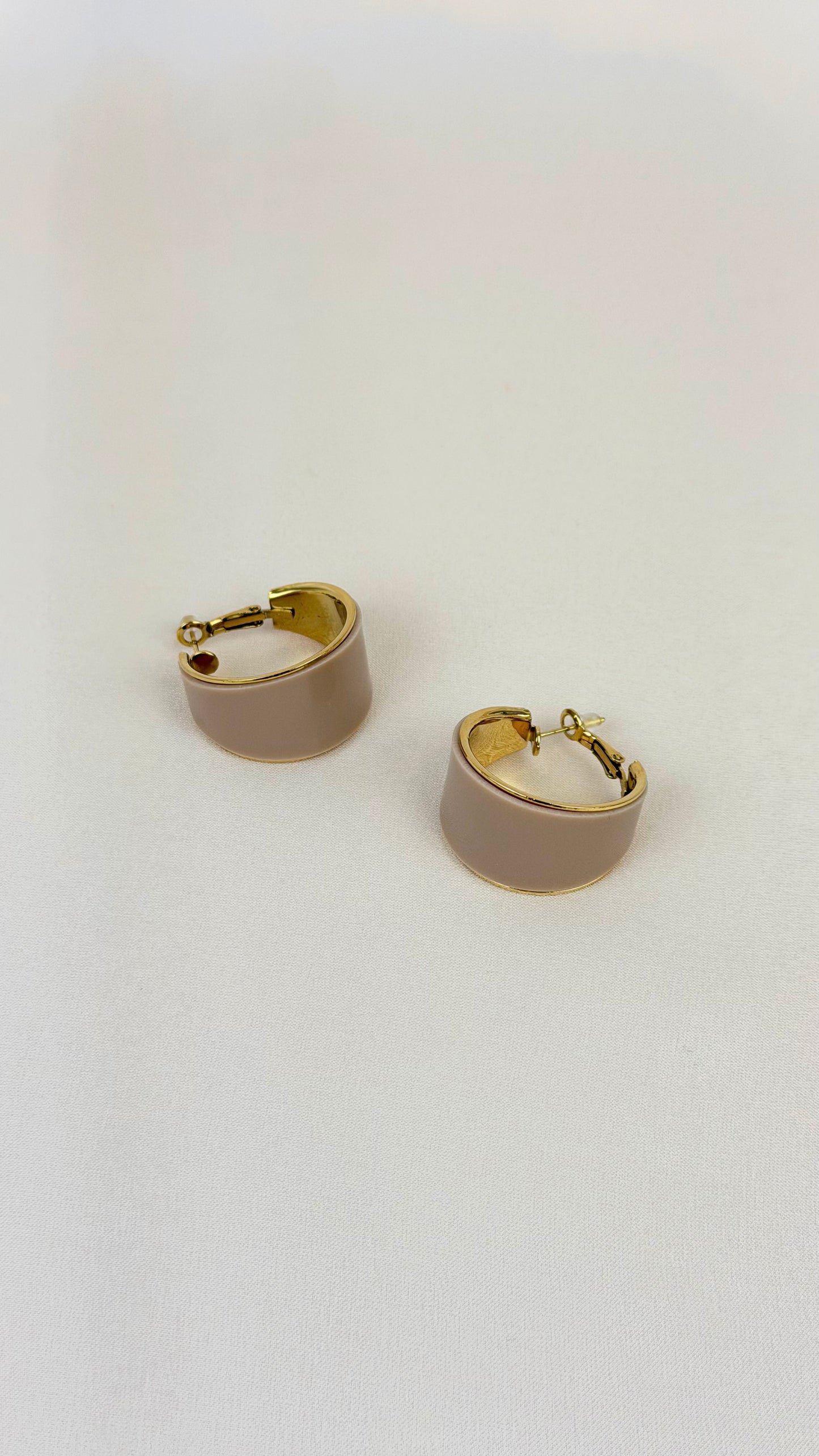 Brincos argolas bege e dourado