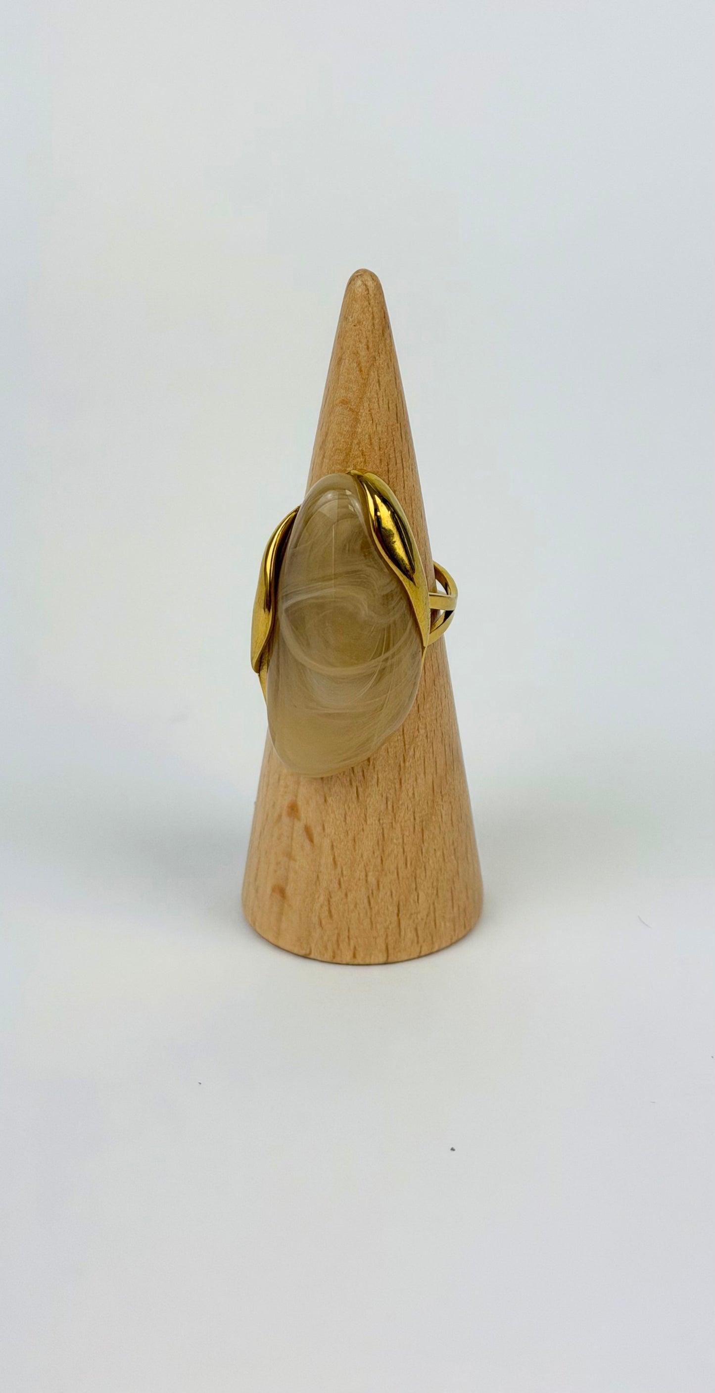 Anel aço dourado pedra bege