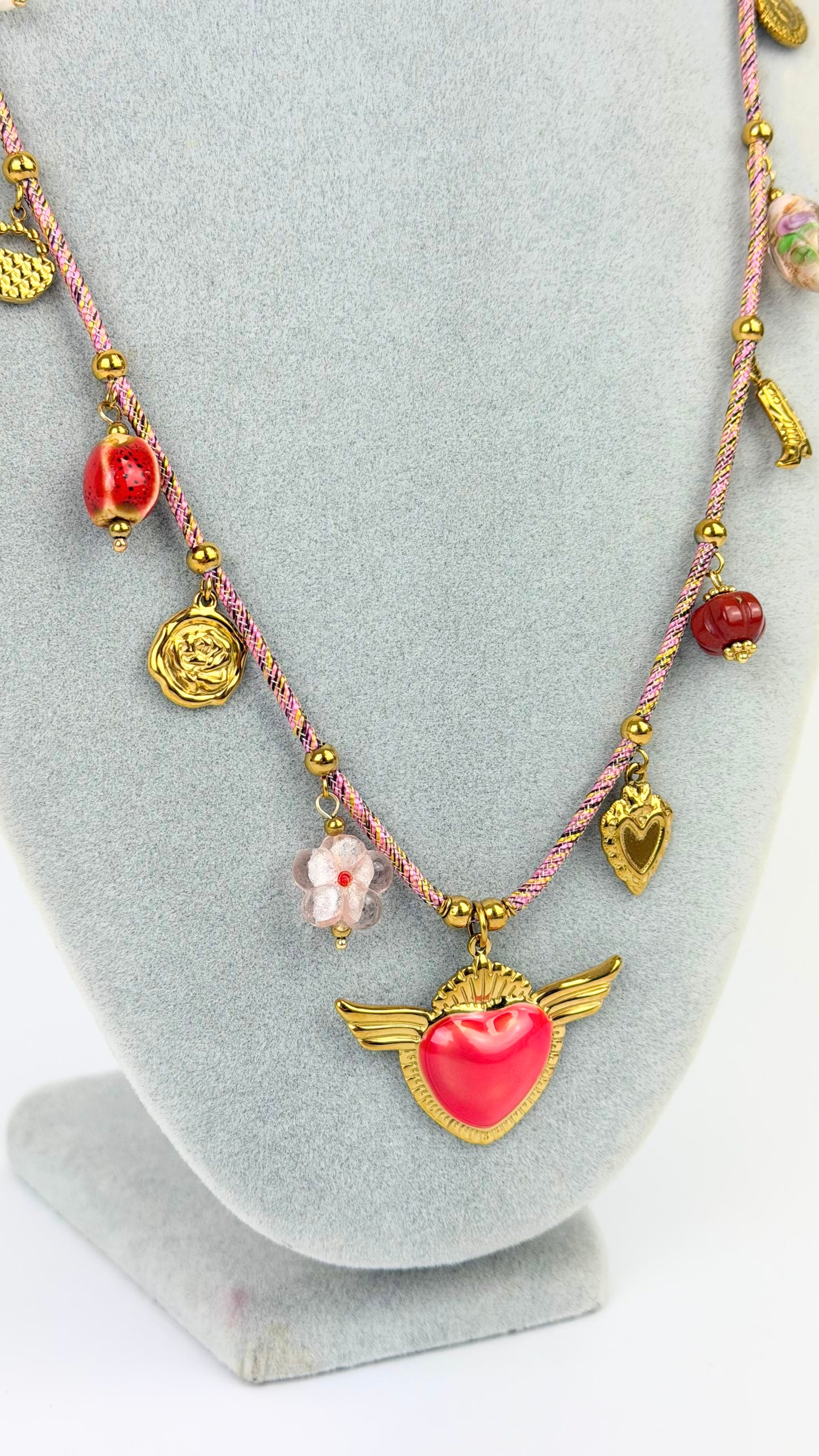 Colar aço dourado com detalhes em cor coral e pendentes