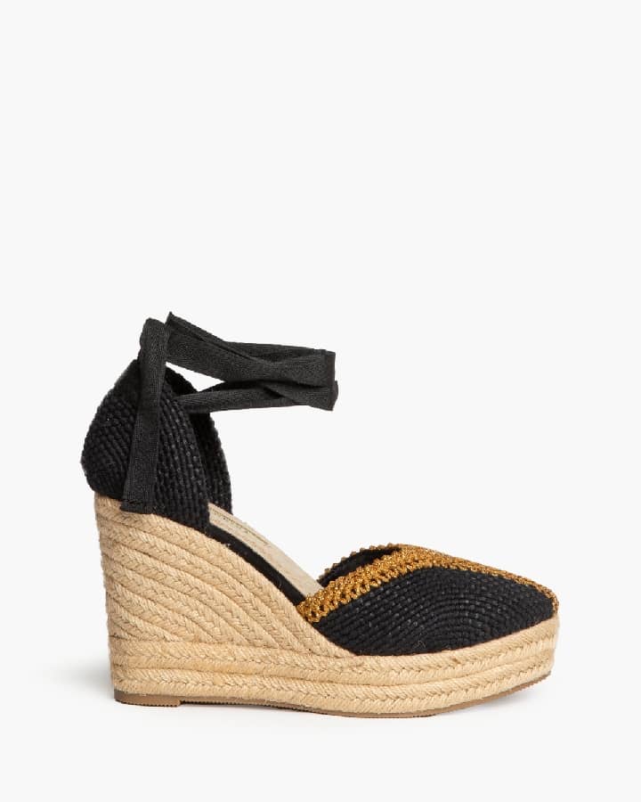 Sandália cunha com atilhos preta com detalhe camel