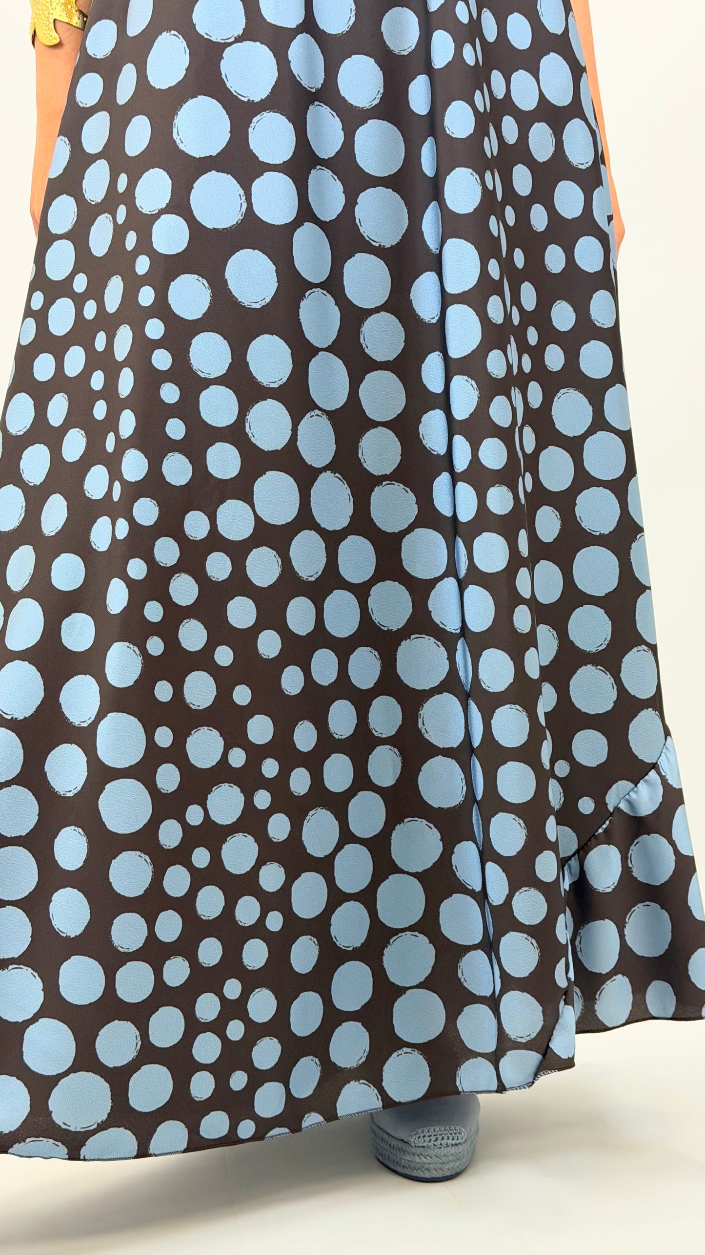 Vestido acetinado alças castanho bolas azuis