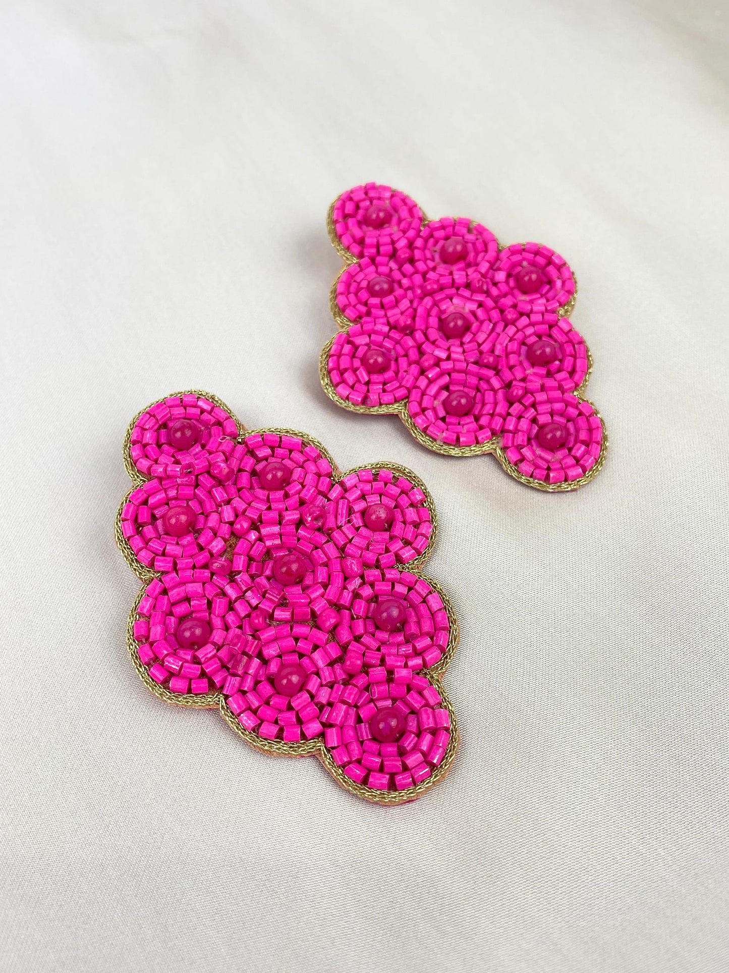 Brincos tela com missangas rosa