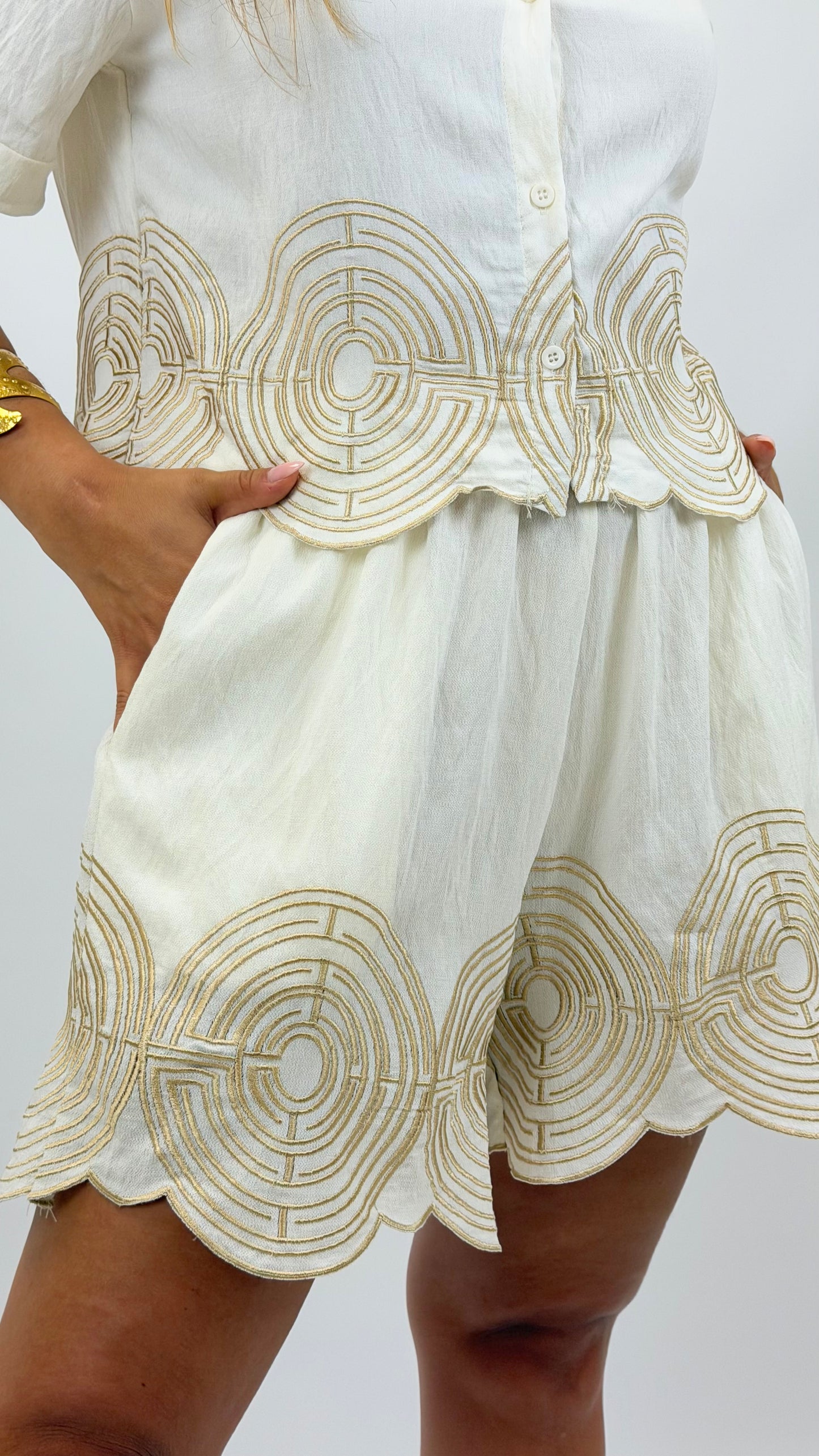 Conjunto blusa e calções creme com bordado dourado