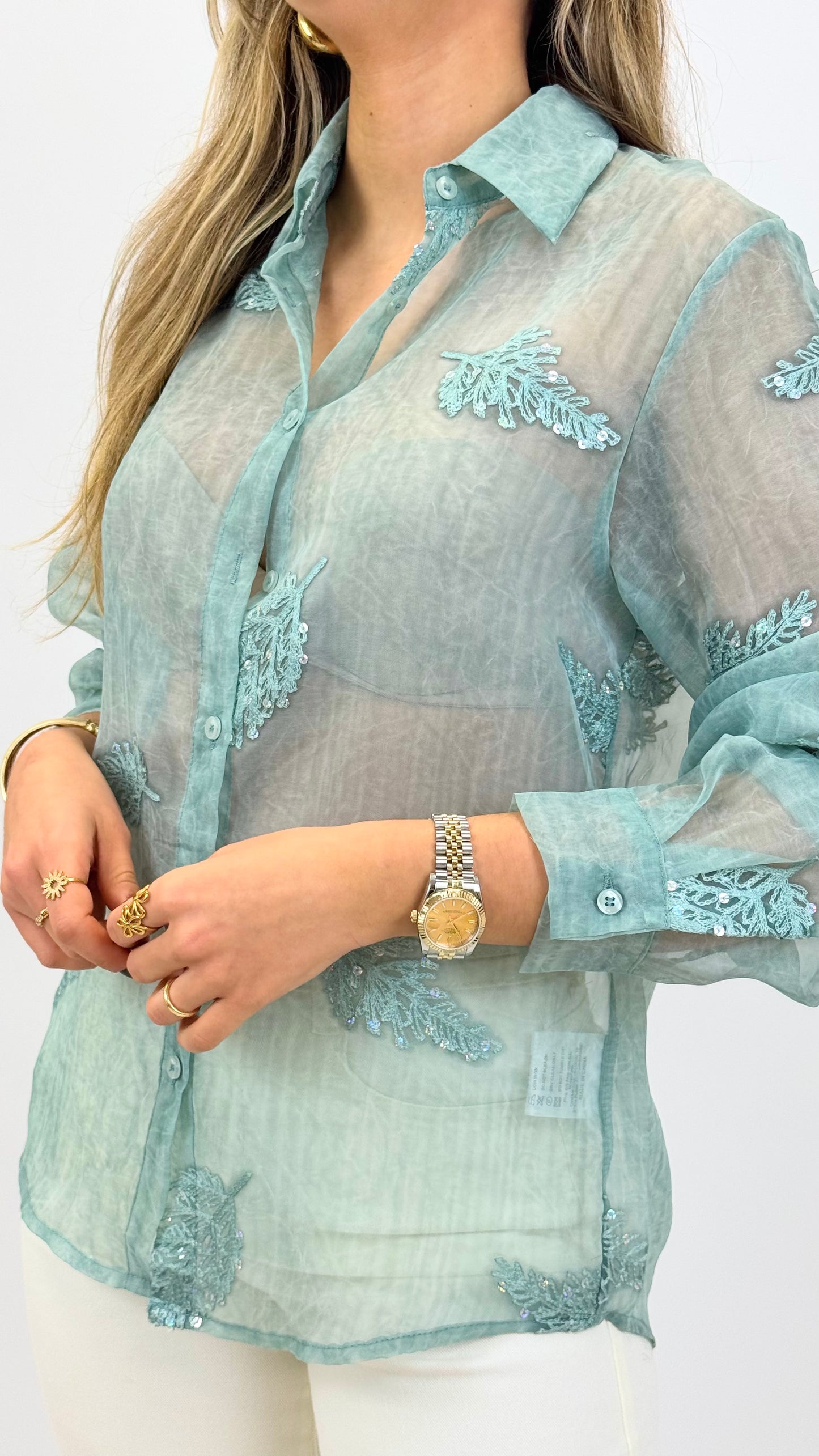 Blusa translúcida folhas bordadas verde-água