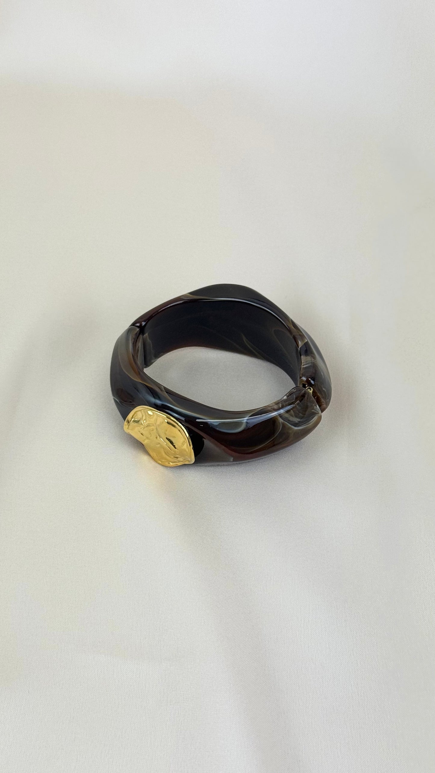 Pulseira acrílico castanho com chapa dourada