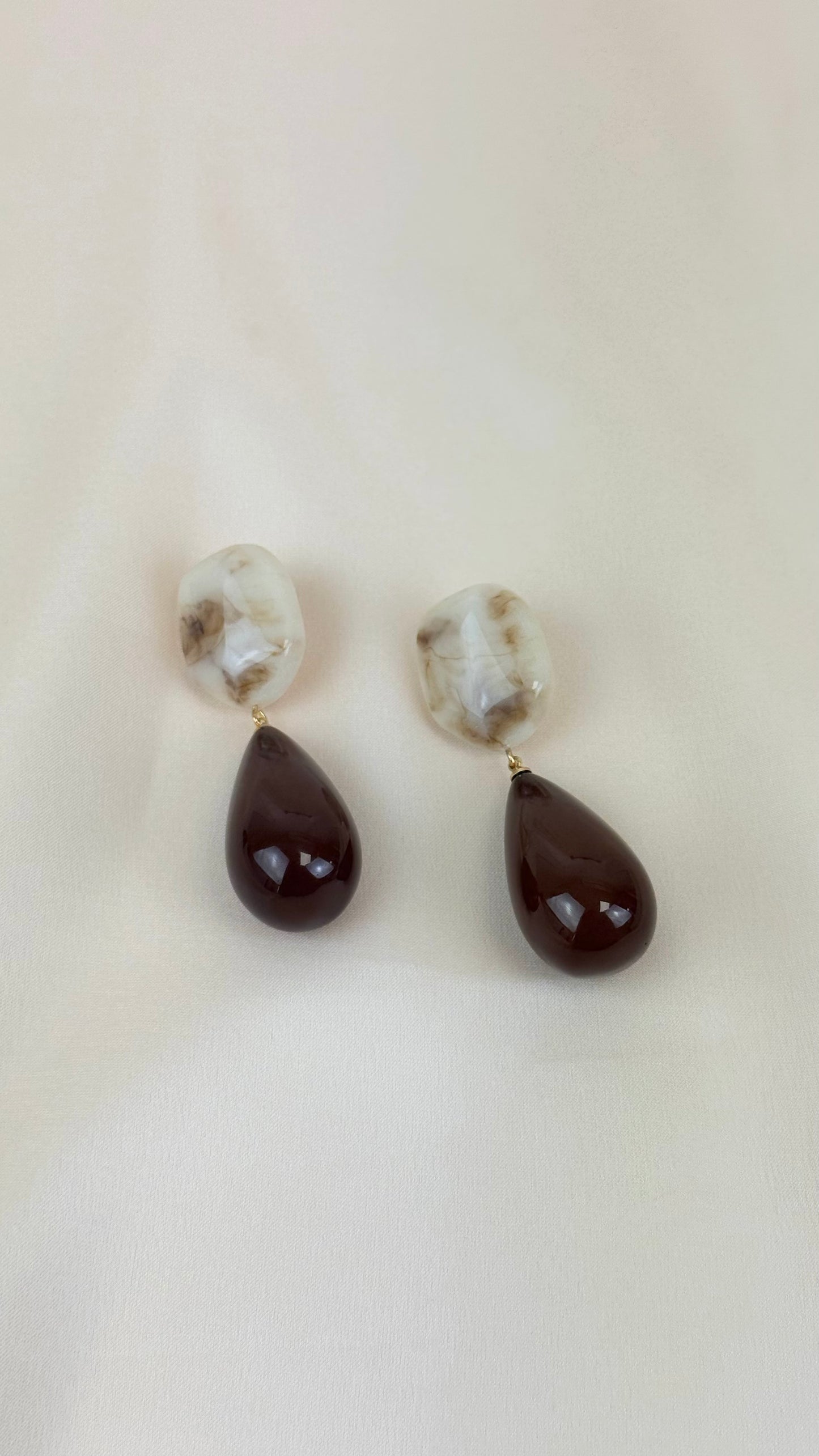 Brincos castanho e pérola acrílico