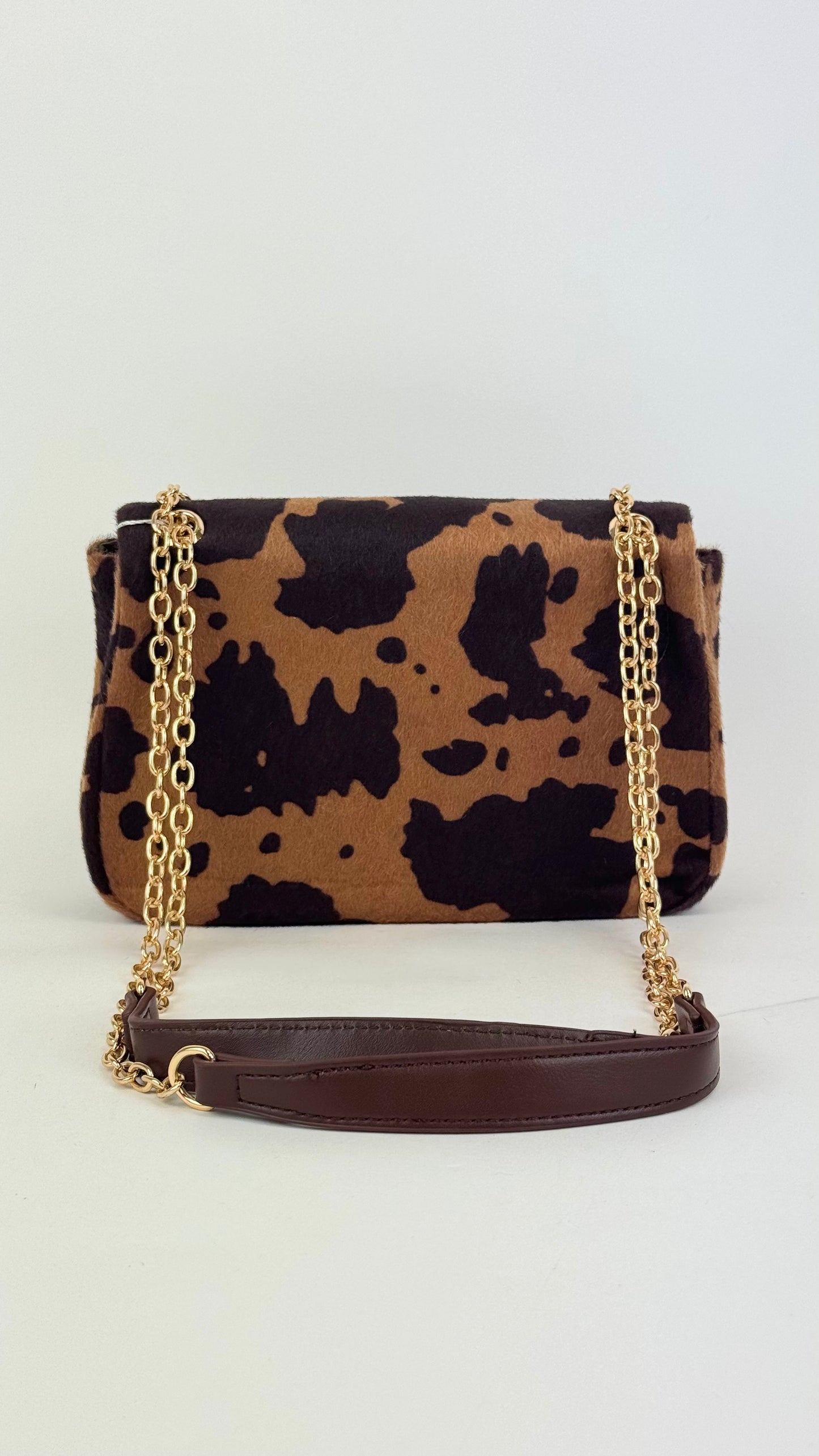 Carteira estilo pelinho animal-print tons castanho e camel