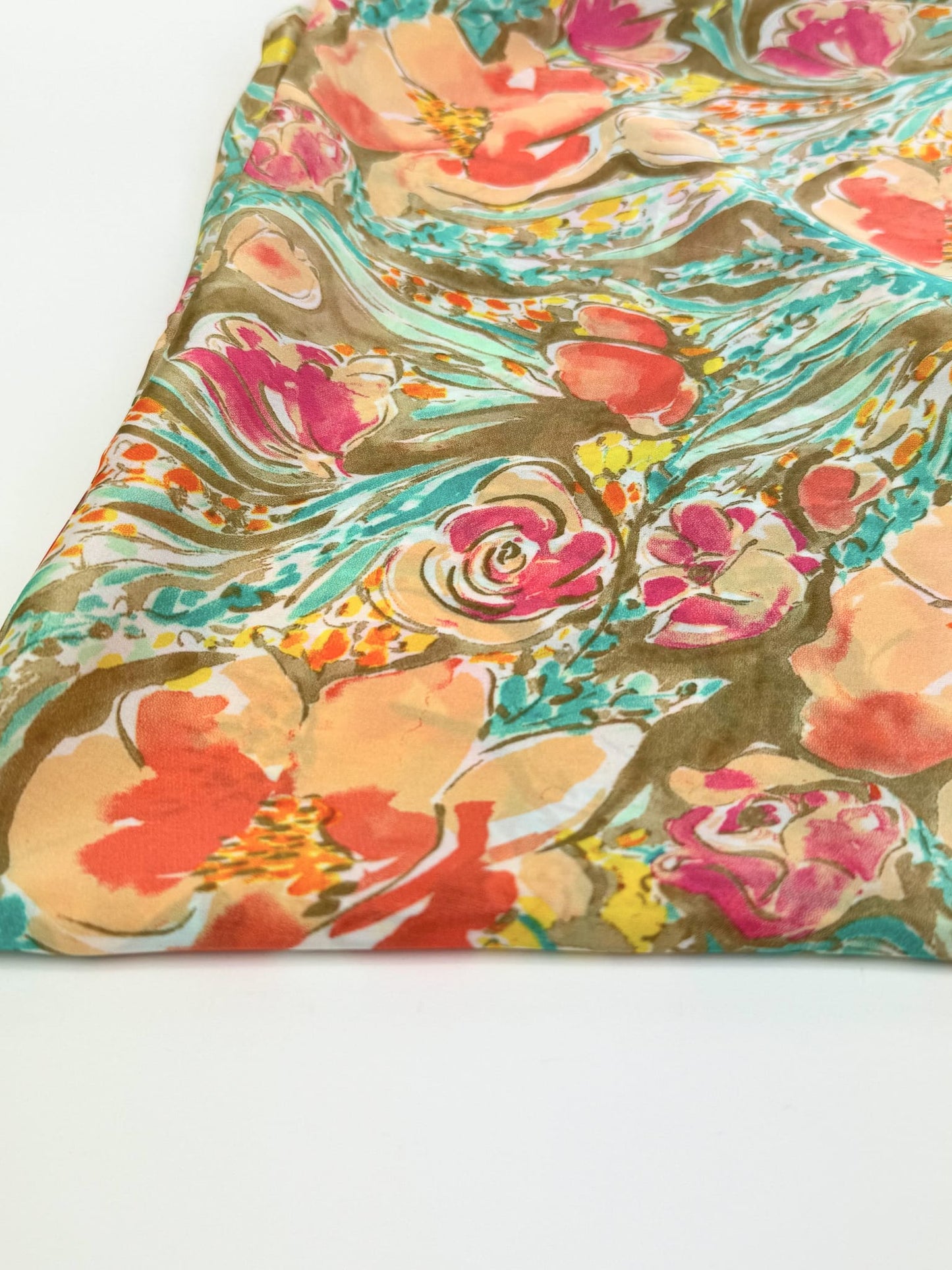 Lenço floral tons verde e coral