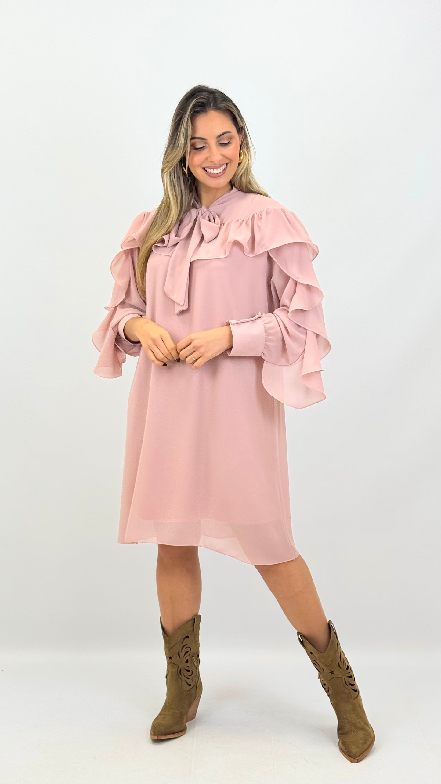 Vestido curto rosa com folhos