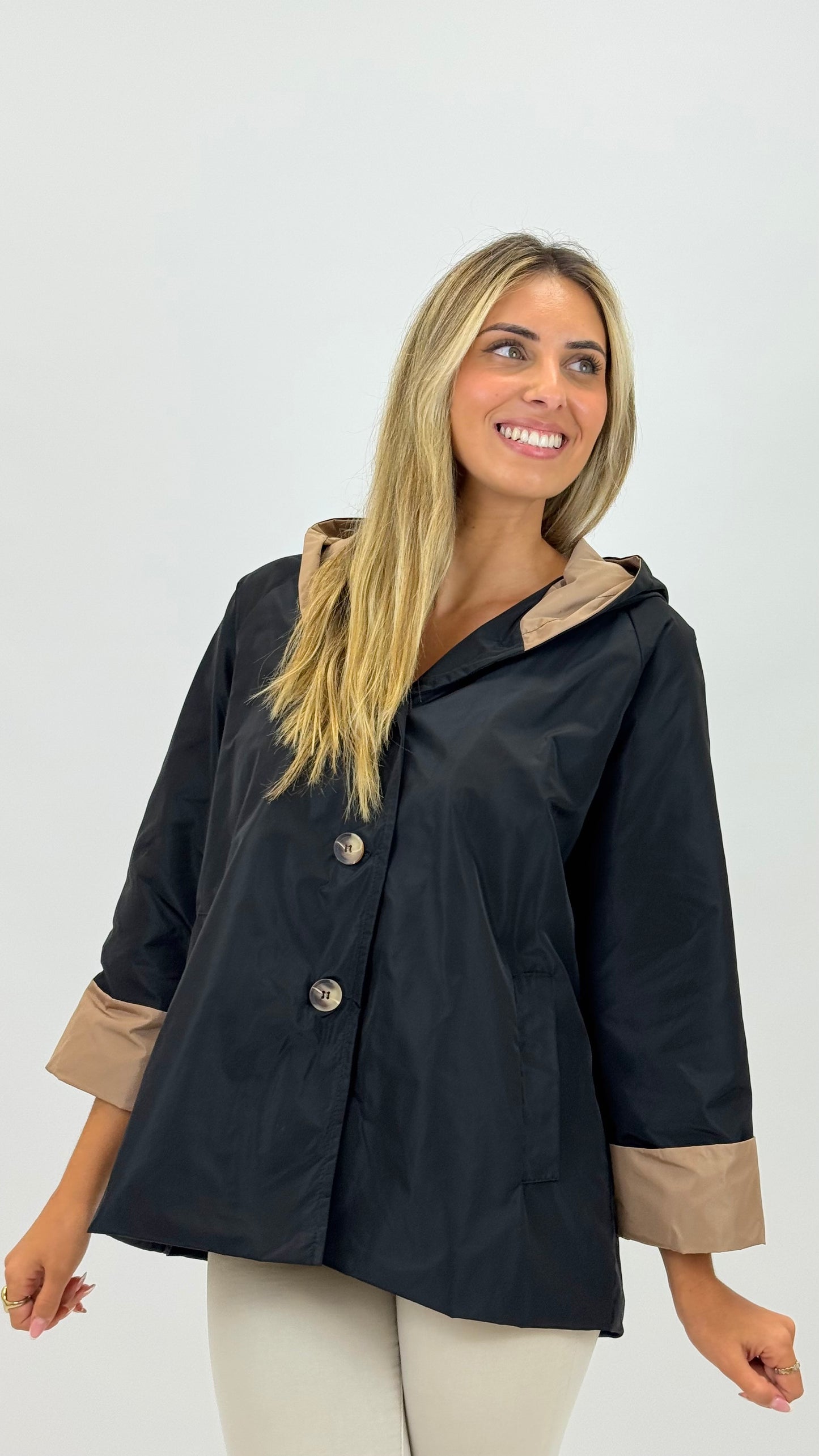 Parka preto com pormenores bege