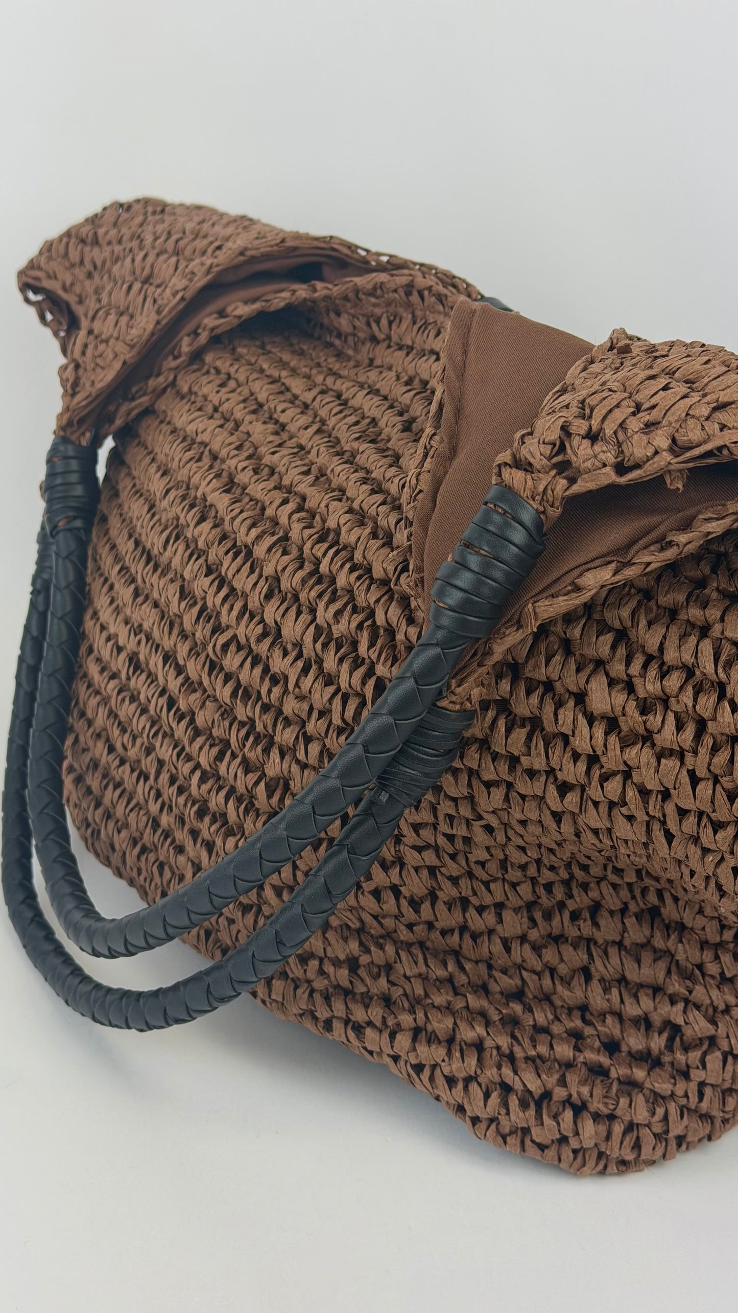 Carteira/saco grande em ráfia castanho detalhes dourado e preto