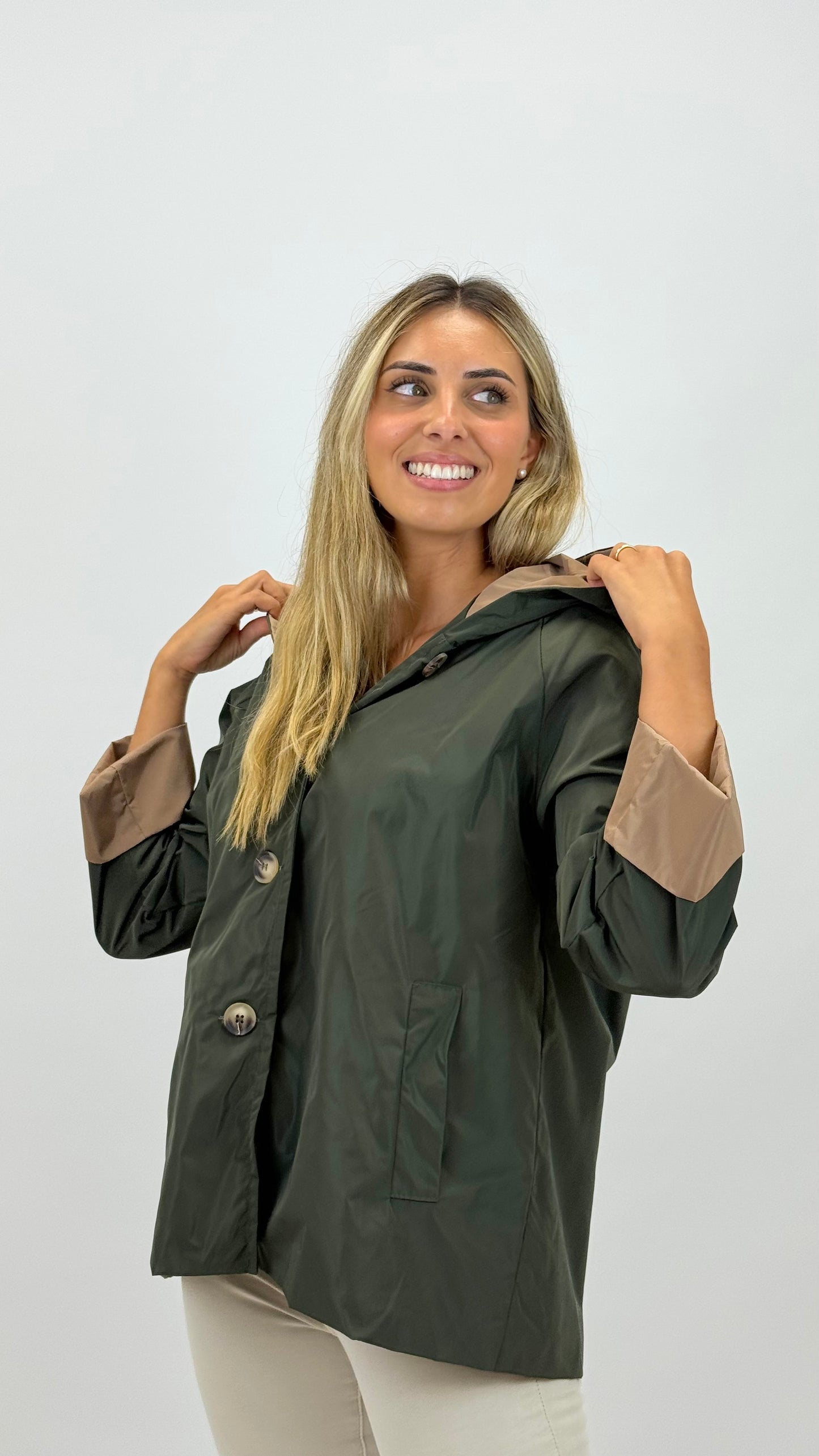 Parka verde com pormenores bege