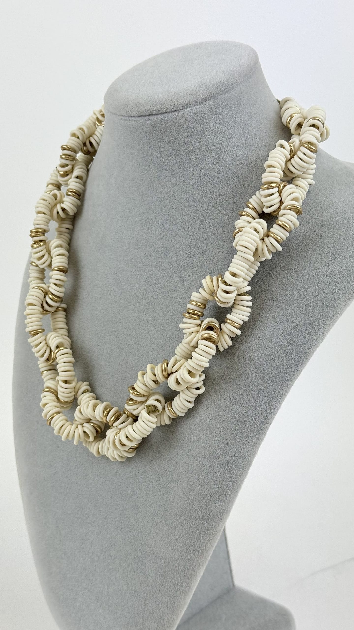 Colar missangas entrelaçadas em creme