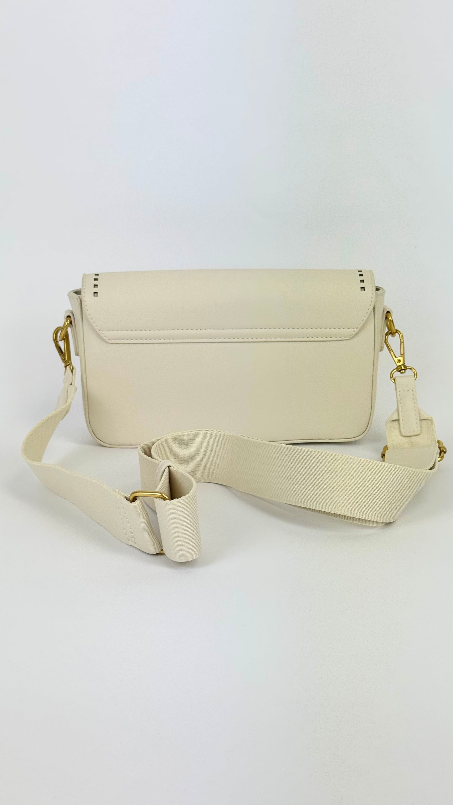 Carteira creme com detalhes em relevo borboletas